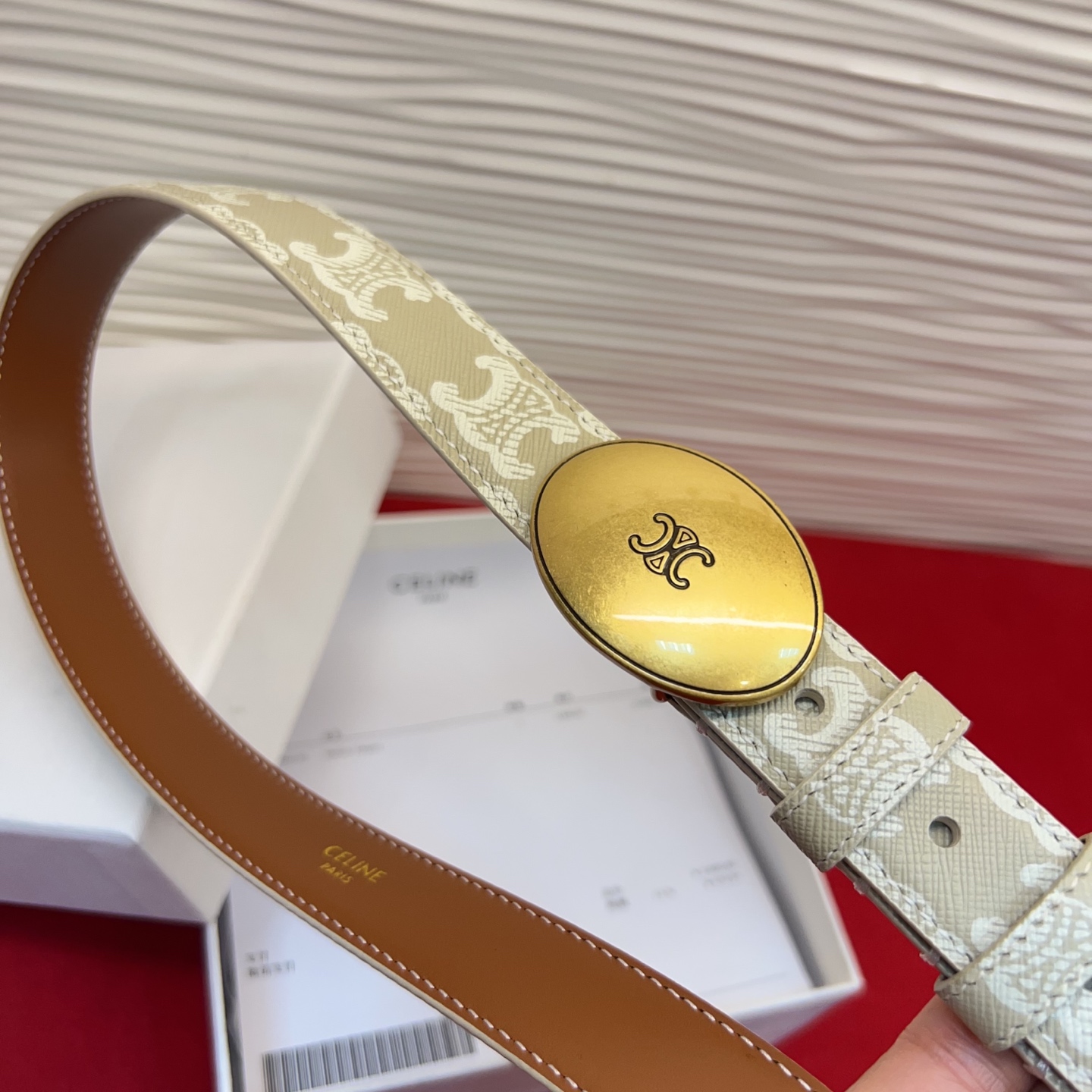 TEEN TRIOMPHE腰带荧光白纤细版型，可搭配经典西装外套、裙装，增添高雅气质2.5Cm。75一1