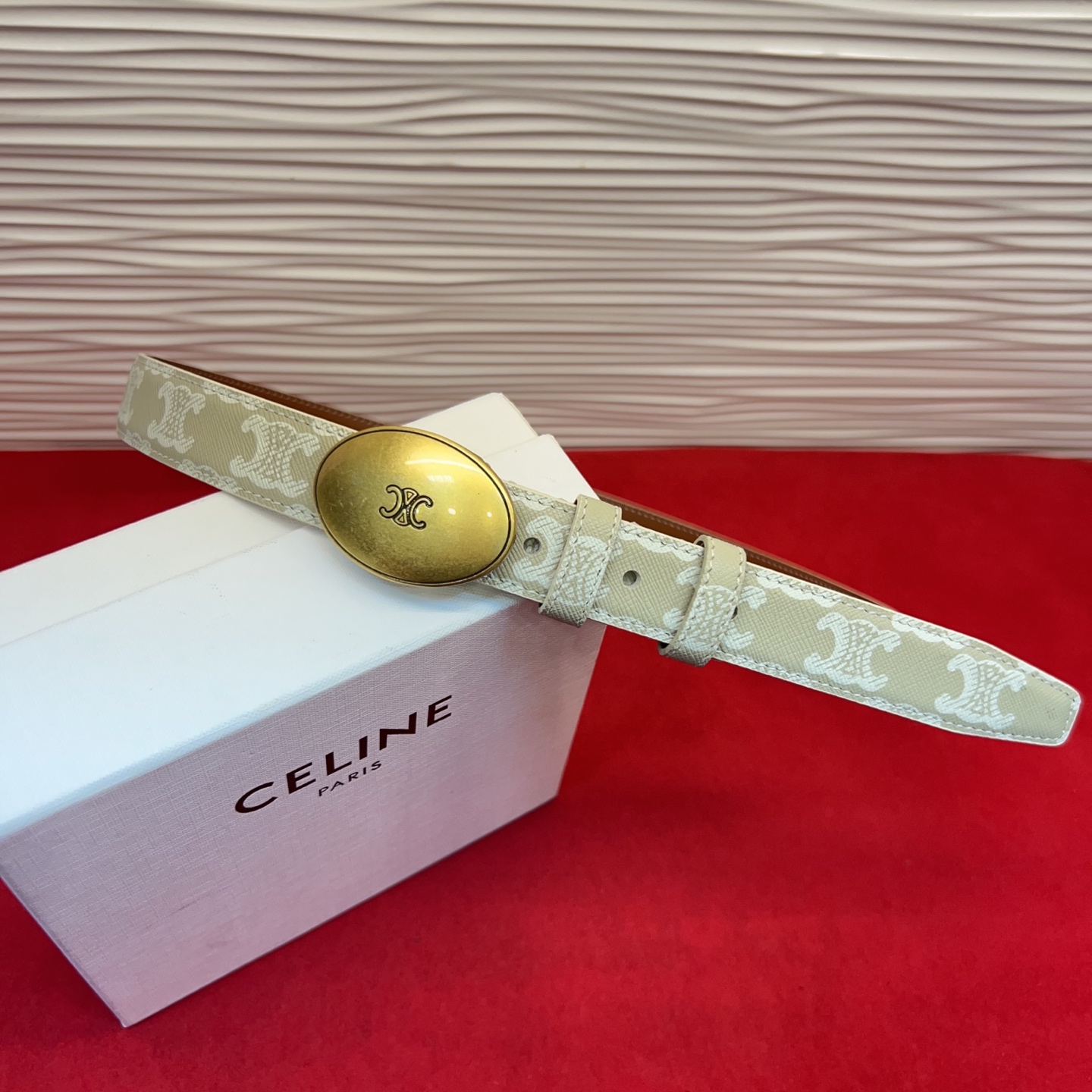 TEEN TRIOMPHE腰带荧光白纤细版型，可搭配经典西装外套、裙装，增添高雅气质2.5Cm。75一1