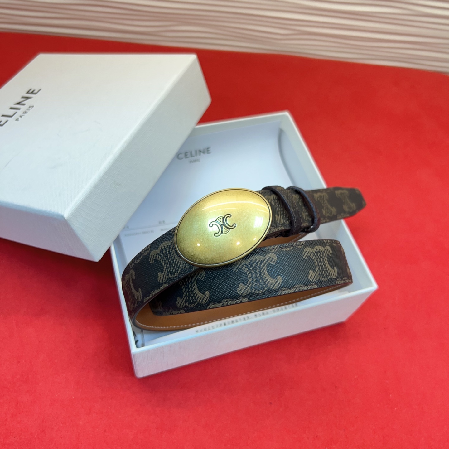 TEEN TRIOMPHE腰带荧光白纤细版型，可搭配经典西装外套、裙装，增添高雅气质2.5Cm。75一1