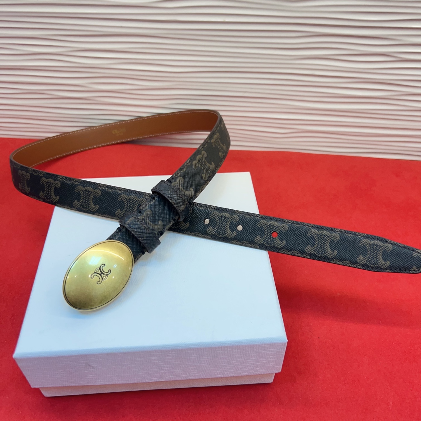 TEEN TRIOMPHE腰带荧光白纤细版型，可搭配经典西装外套、裙装，增添高雅气质2.5Cm。75一1