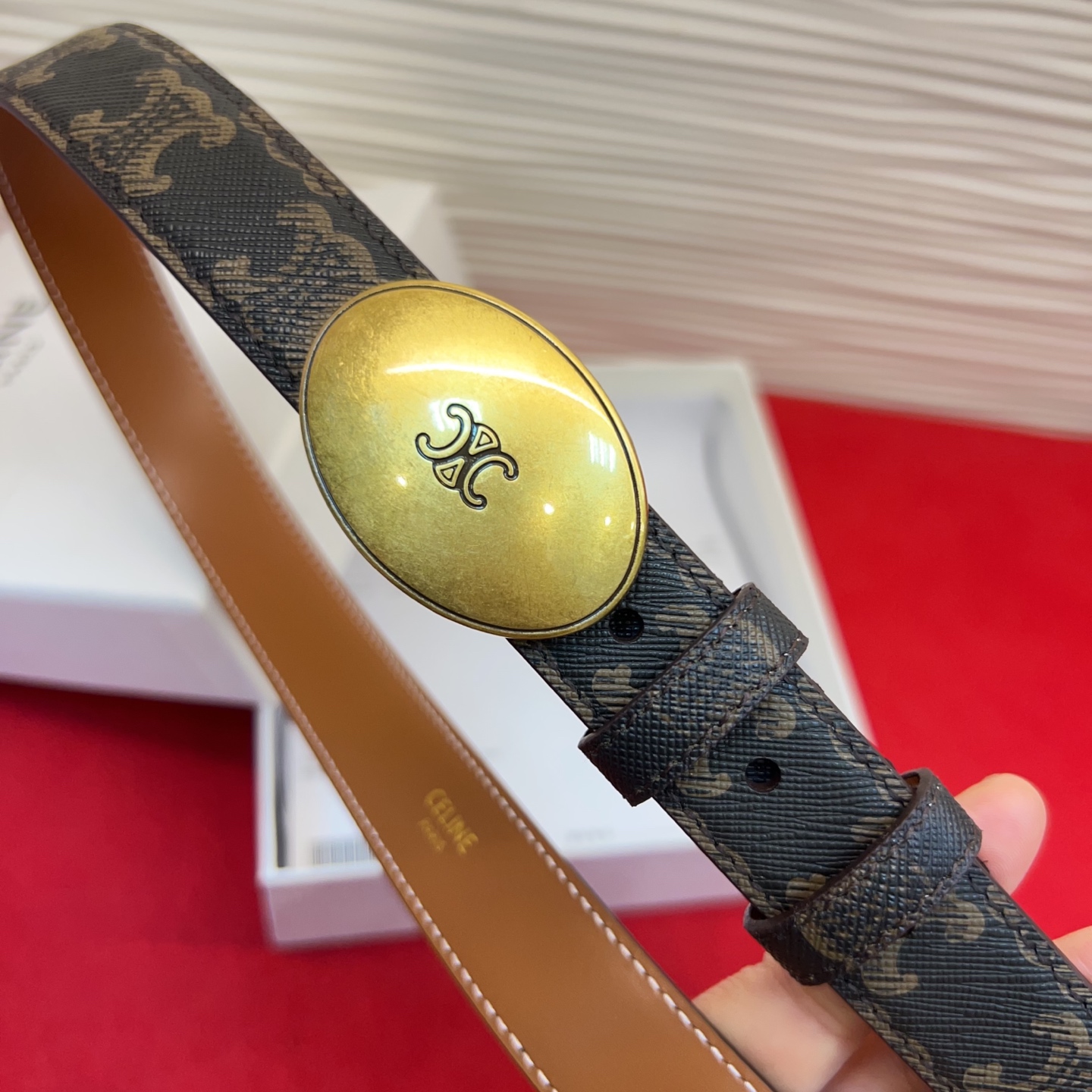 TEEN TRIOMPHE腰带荧光白纤细版型，可搭配经典西装外套、裙装，增添高雅气质2.5Cm。75一1