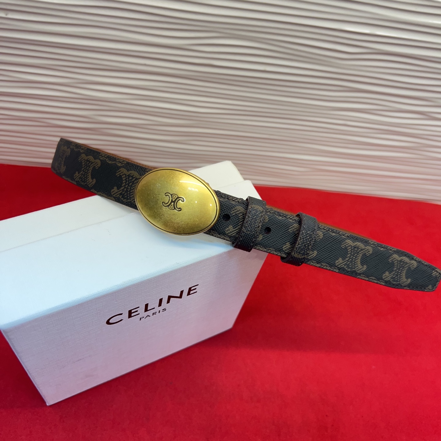 TEEN TRIOMPHE腰带荧光白纤细版型，可搭配经典西装外套、裙装，增添高雅气质2.5Cm。75一1