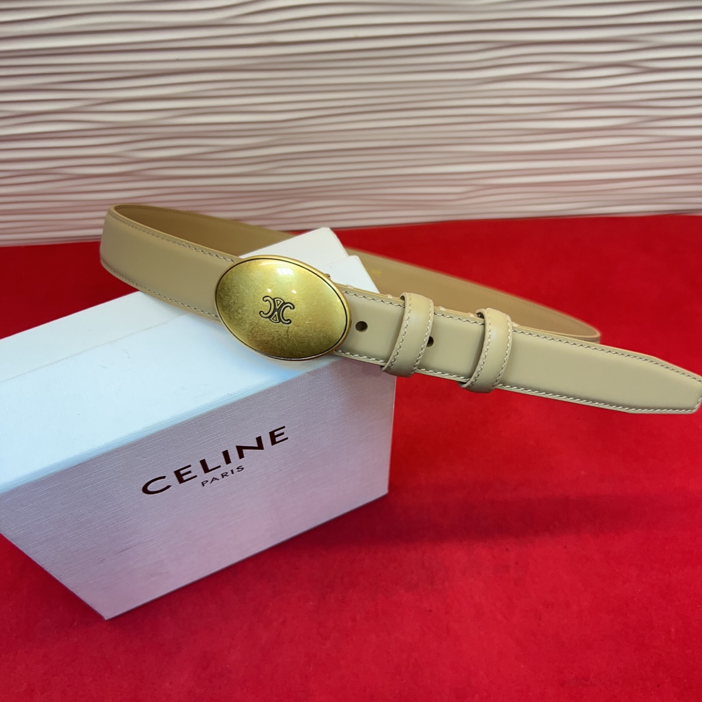 TEEN TRIOMPHE腰带荧光白纤细版型，可搭配经典西装外套、裙装，增添高雅气质2.5Cm。75一1