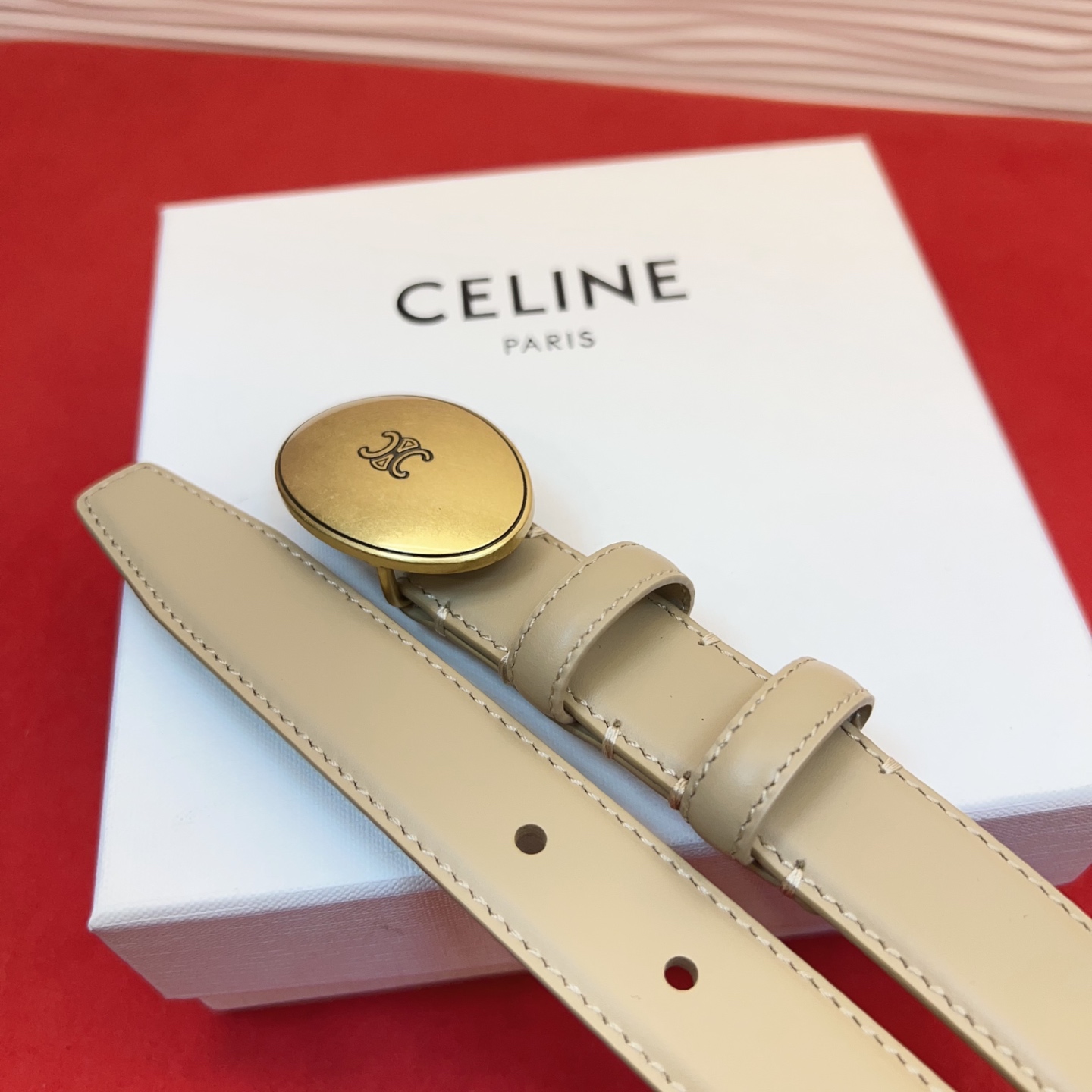 TEEN TRIOMPHE腰带荧光白纤细版型，可搭配经典西装外套、裙装，增添高雅气质2.5Cm。75一1