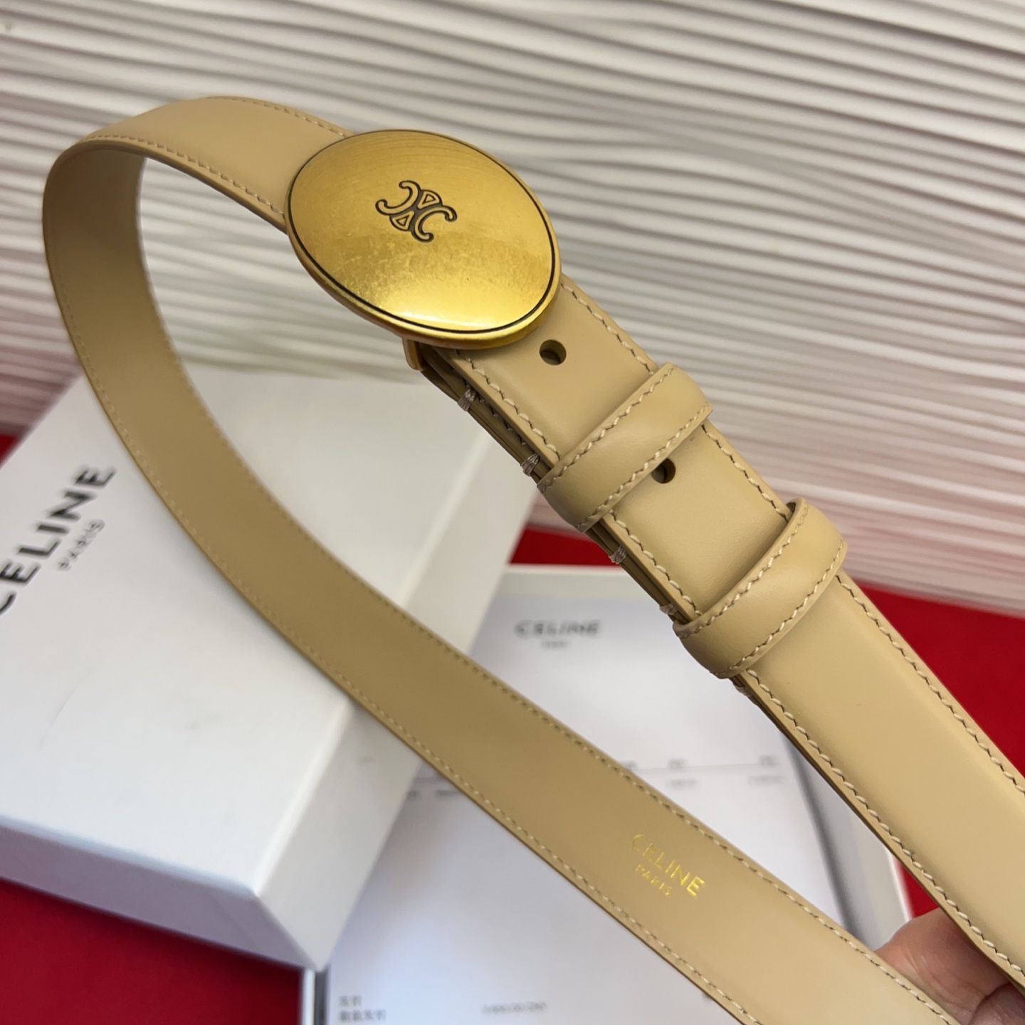 TEEN TRIOMPHE腰带荧光白纤细版型，可搭配经典西装外套、裙装，增添高雅气质2.5Cm。75一1