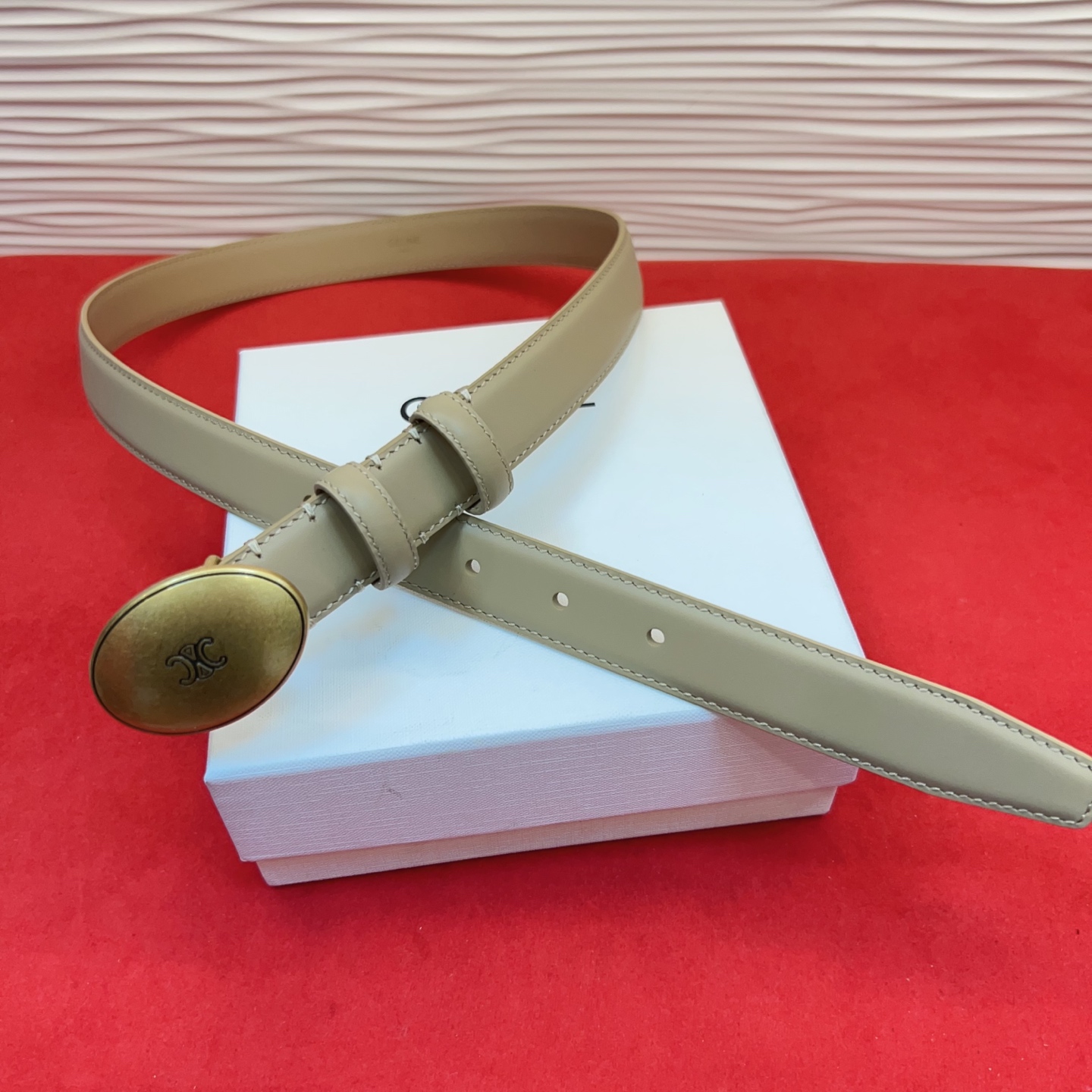 TEEN TRIOMPHE腰带荧光白纤细版型，可搭配经典西装外套、裙装，增添高雅气质2.5Cm。75一1