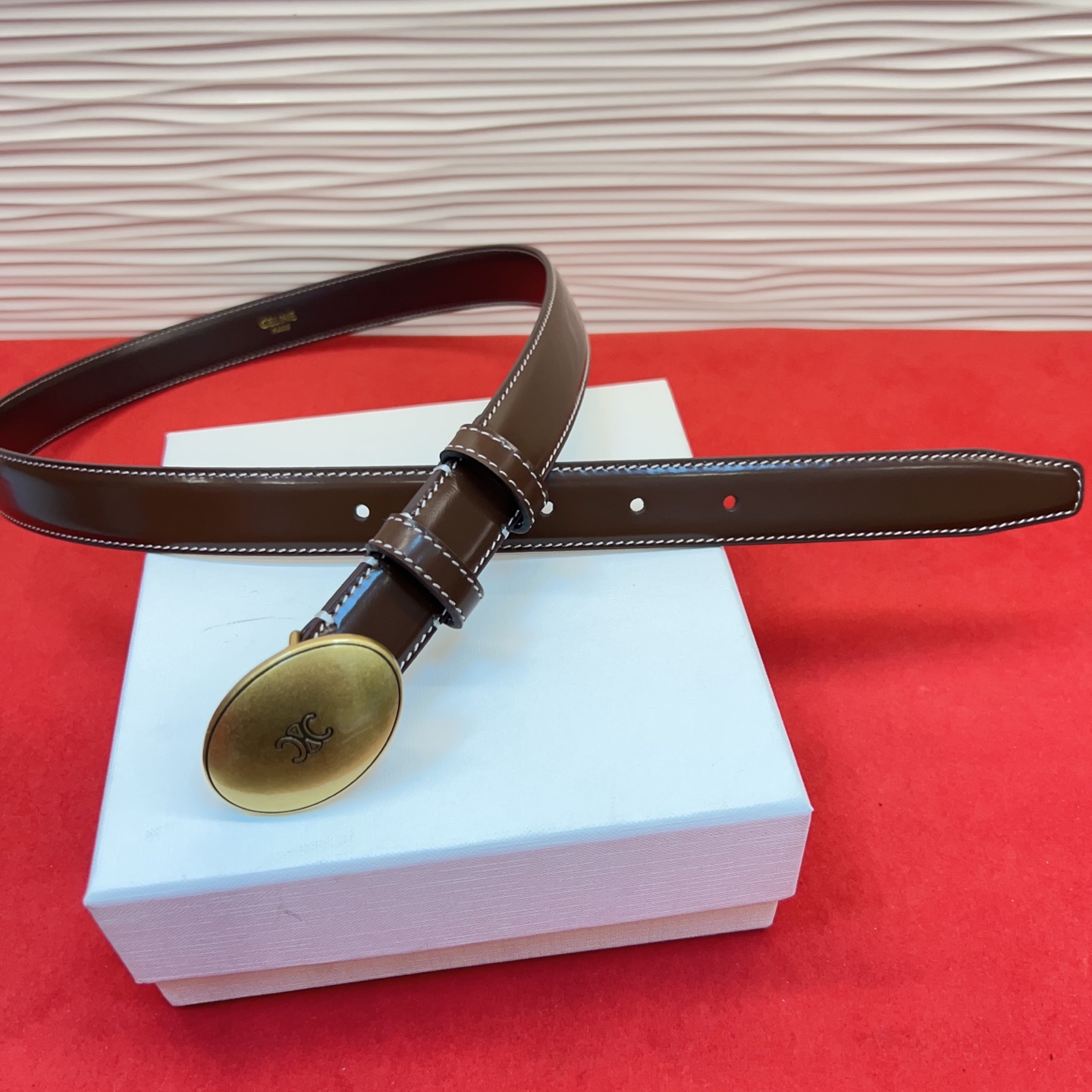 TEEN TRIOMPHE腰带荧光白纤细版型，可搭配经典西装外套、裙装，增添高雅气质2.5Cm。75一1