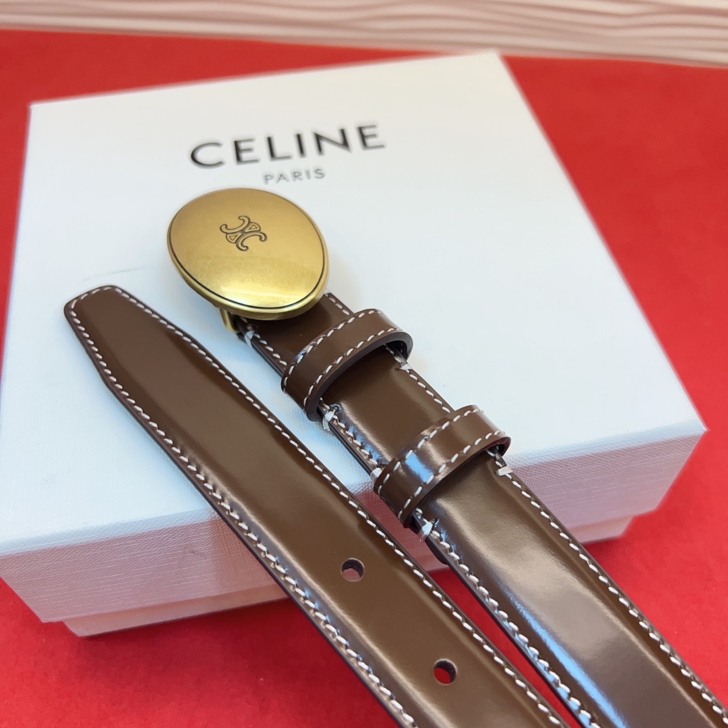 TEEN TRIOMPHE腰带荧光白纤细版型，可搭配经典西装外套、裙装，增添高雅气质2.5Cm。75一1