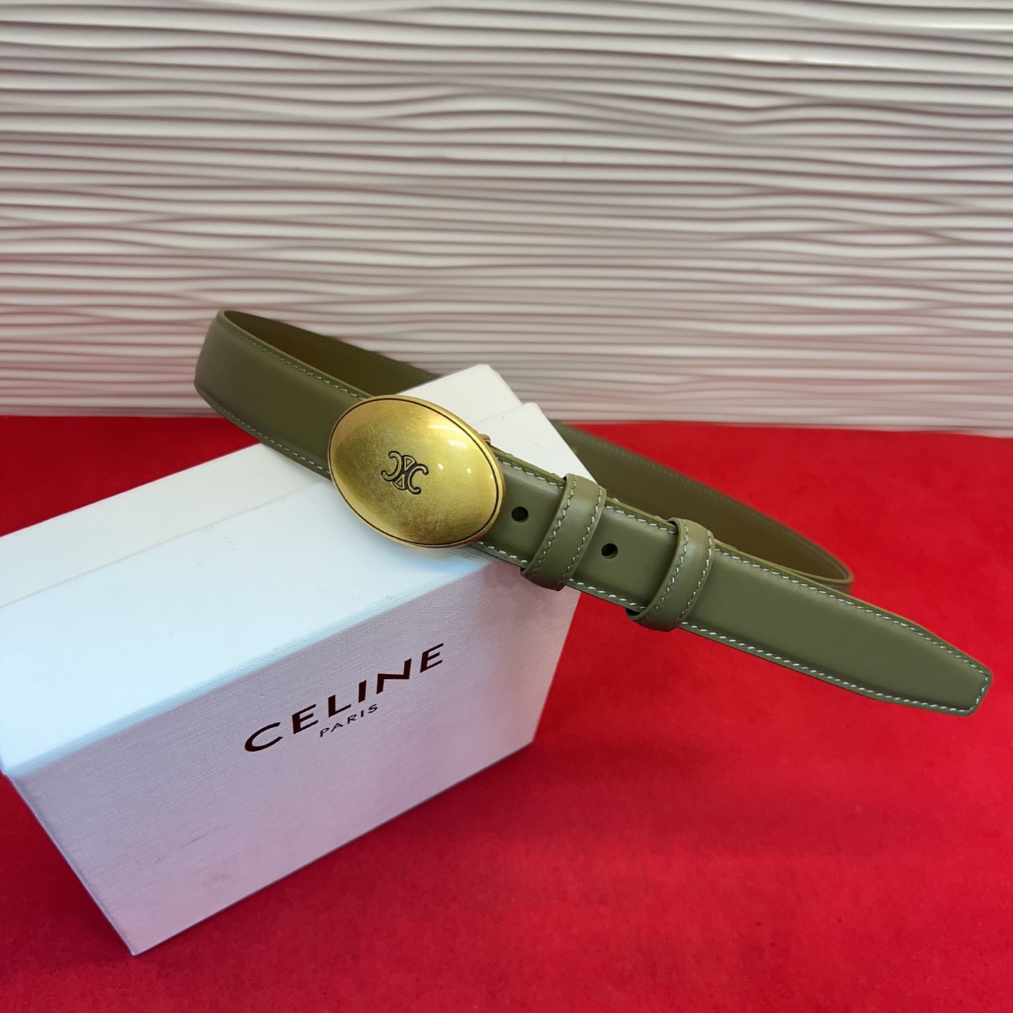 TEEN TRIOMPHE腰带荧光白纤细版型，可搭配经典西装外套、裙装，增添高雅气质2.5Cm。75一1