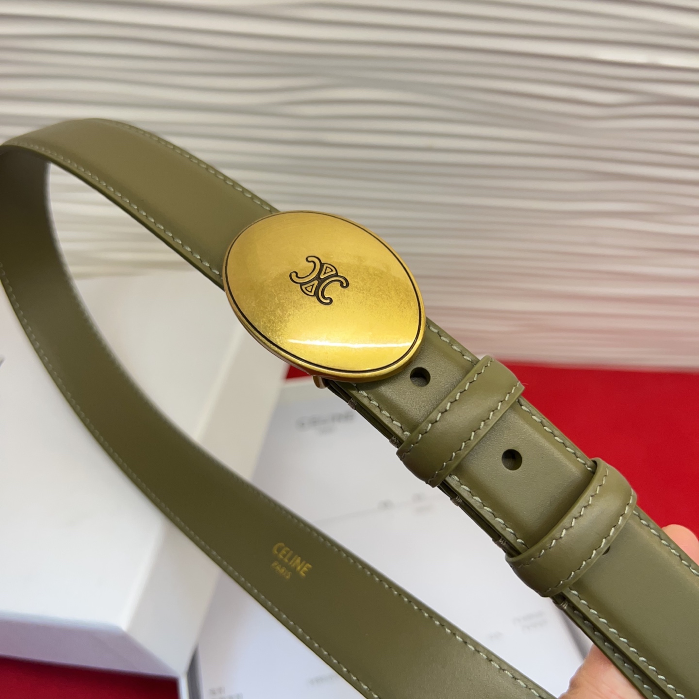 TEEN TRIOMPHE腰带荧光白纤细版型，可搭配经典西装外套、裙装，增添高雅气质2.5Cm。75一1