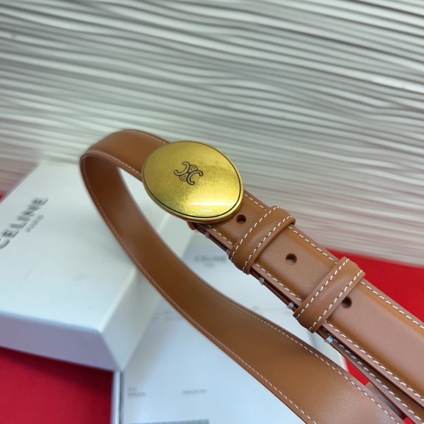 TEEN TRIOMPHE腰带荧光白纤细版型，可搭配经典西装外套、裙装，增添高雅气质2.5Cm。75一1