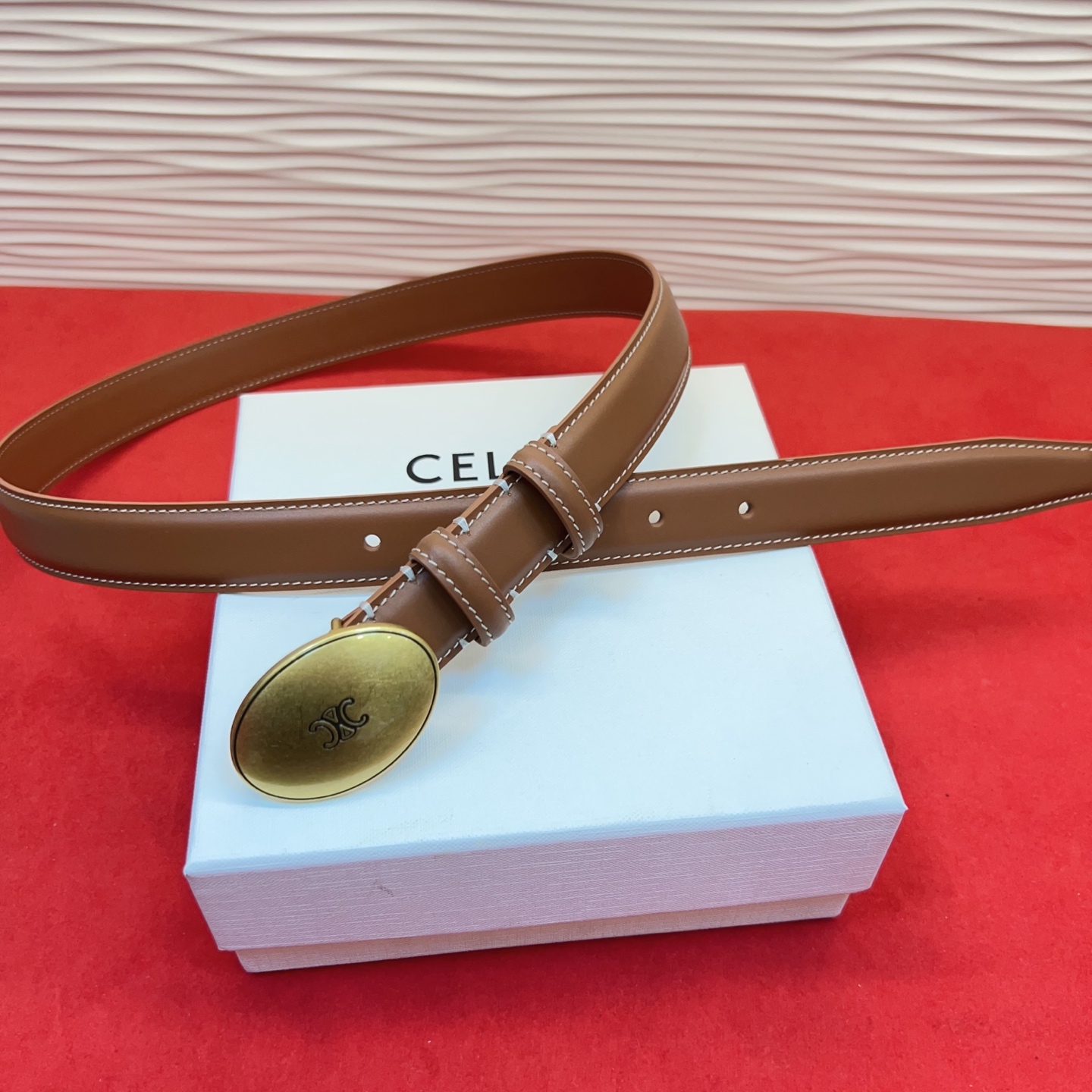 TEEN TRIOMPHE腰带荧光白纤细版型，可搭配经典西装外套、裙装，增添高雅气质2.5Cm。75一1