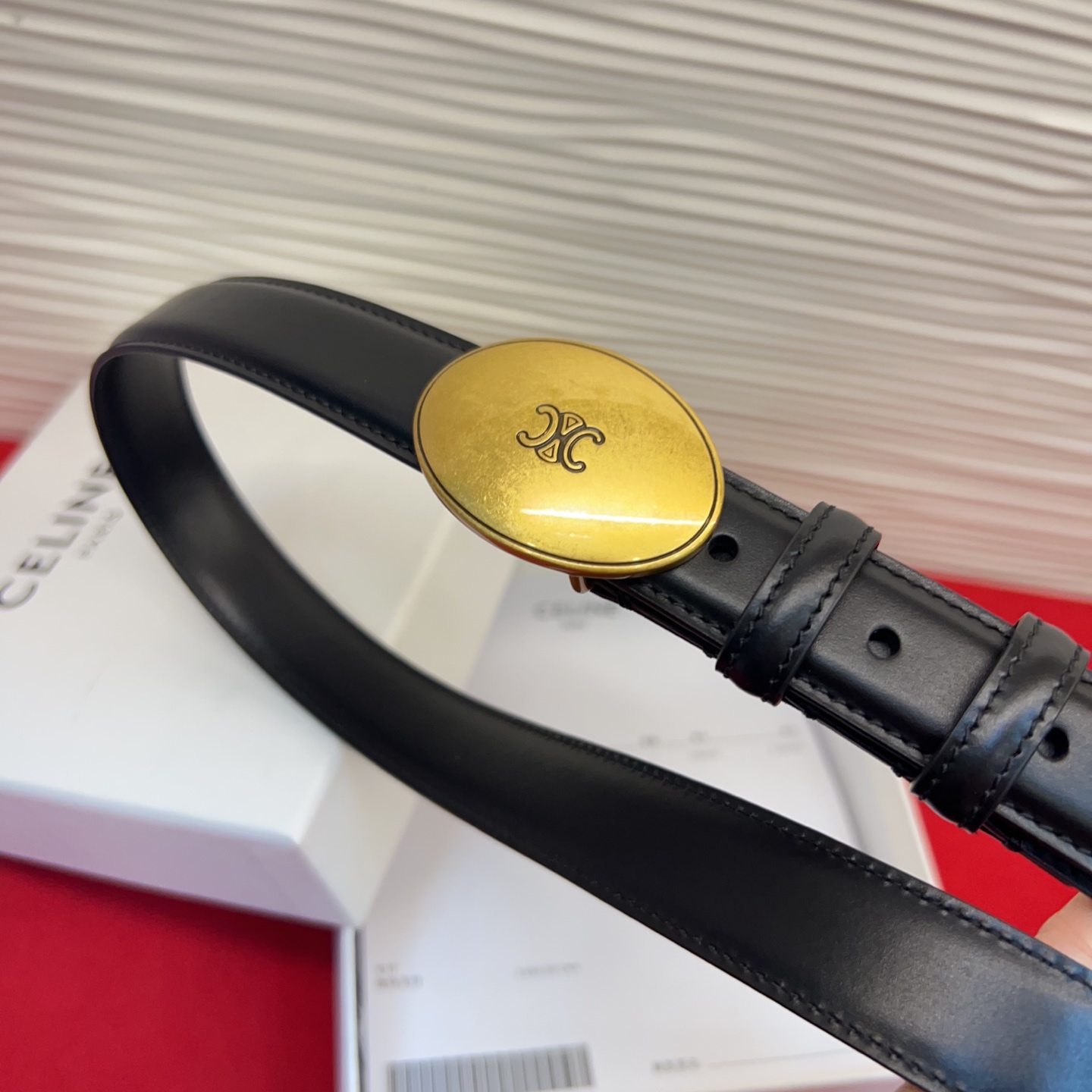 TEEN TRIOMPHE腰带荧光白纤细版型，可搭配经典西装外套、裙装，增添高雅气质2.5Cm。75一1