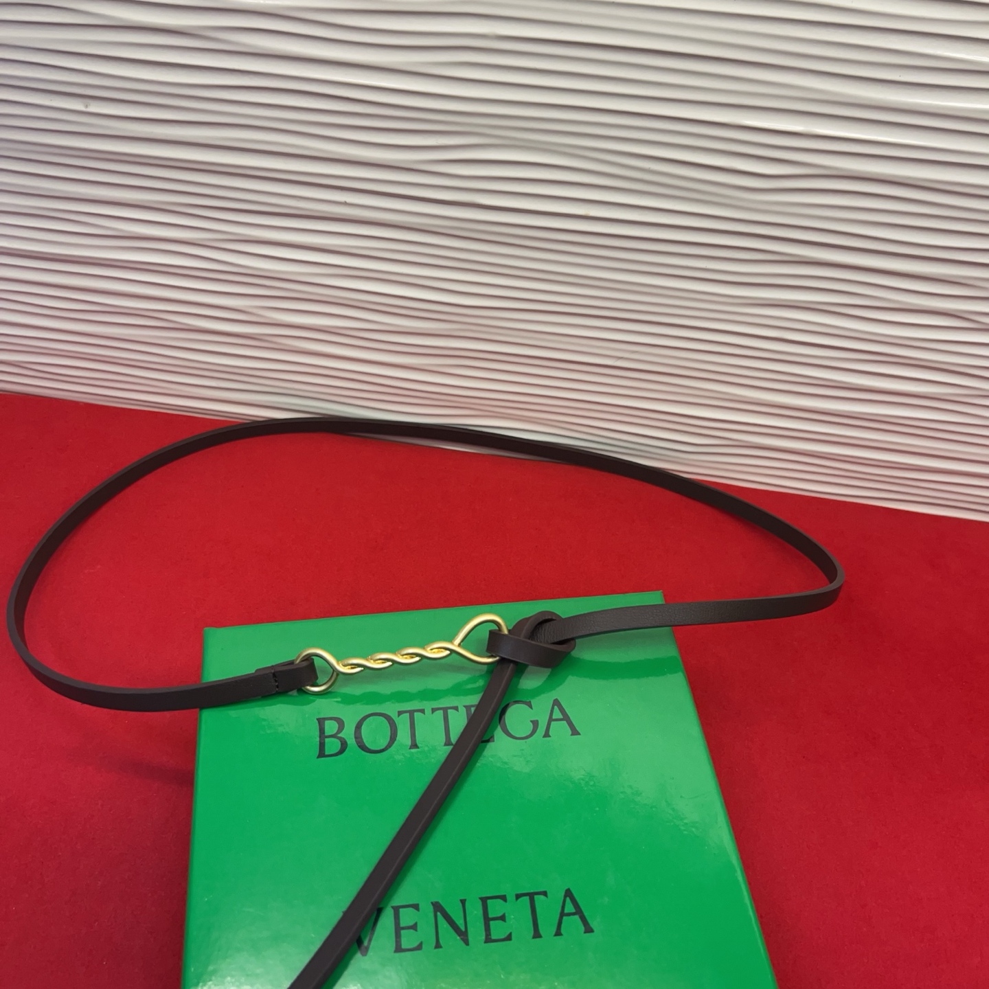 进口皮 板扣独特风格设计 柔软胎小牛皮皮料 众多明星推荐 复古洋气 头层牛皮宽度1.0均码