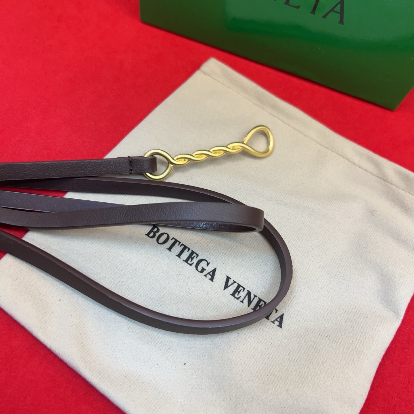 进口皮 板扣独特风格设计 柔软胎小牛皮皮料 众多明星推荐 复古洋气 头层牛皮宽度1.0均码