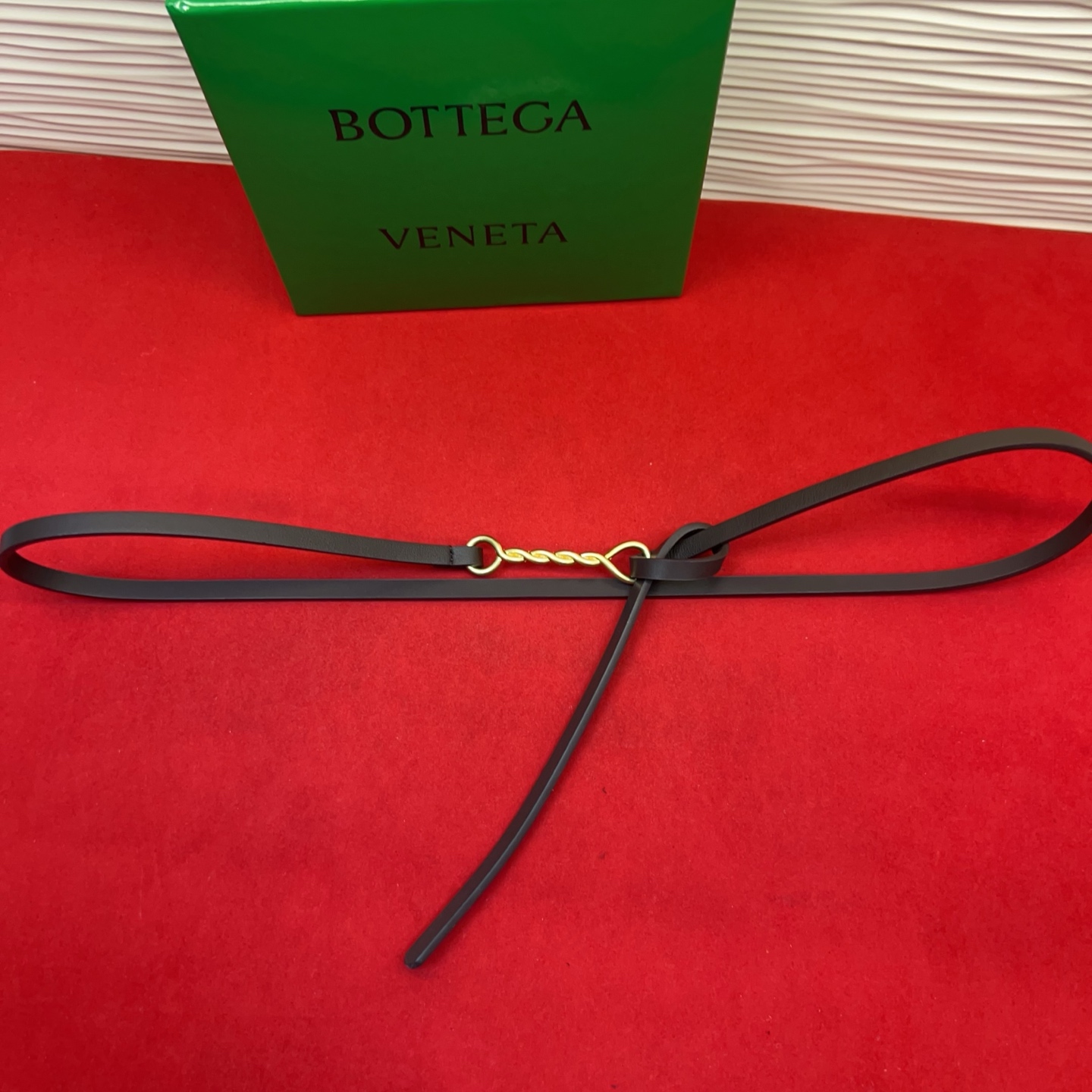 进口皮 板扣独特风格设计 柔软胎小牛皮皮料 众多明星推荐 复古洋气 头层牛皮宽度1.0均码