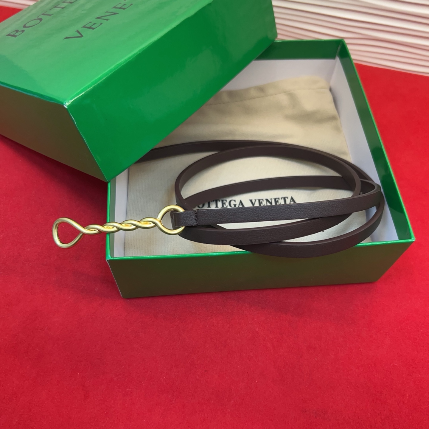 进口皮 板扣独特风格设计 柔软胎小牛皮皮料 众多明星推荐 复古洋气 头层牛皮宽度1.0均码