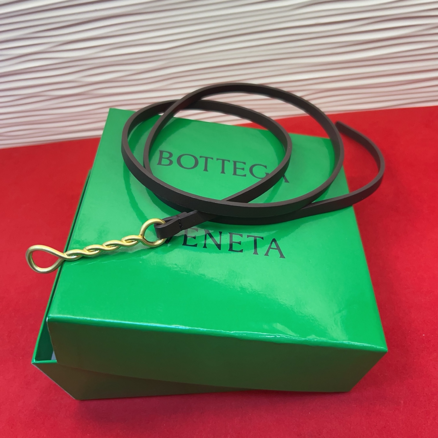 进口皮 板扣独特风格设计 柔软胎小牛皮皮料 众多明星推荐 复古洋气 头层牛皮宽度1.0均码