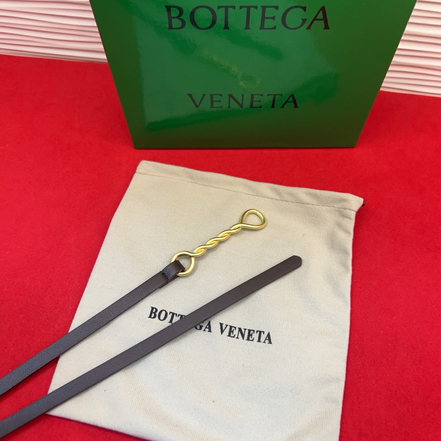 进口皮 板扣独特风格设计 柔软胎小牛皮皮料 众多明星推荐 复古洋气 头层牛皮宽度1.0均码