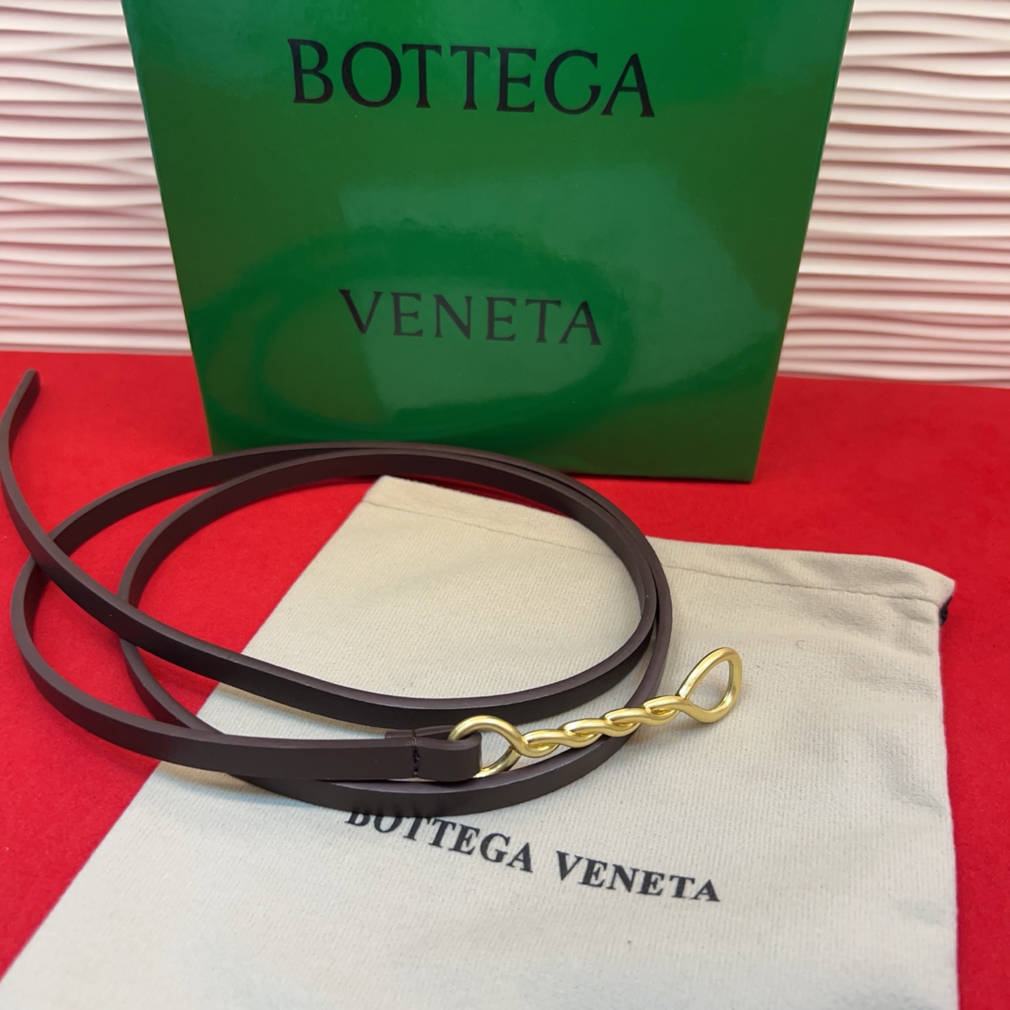 进口皮 板扣独特风格设计 柔软胎小牛皮皮料 众多明星推荐 复古洋气 头层牛皮宽度1.0均码