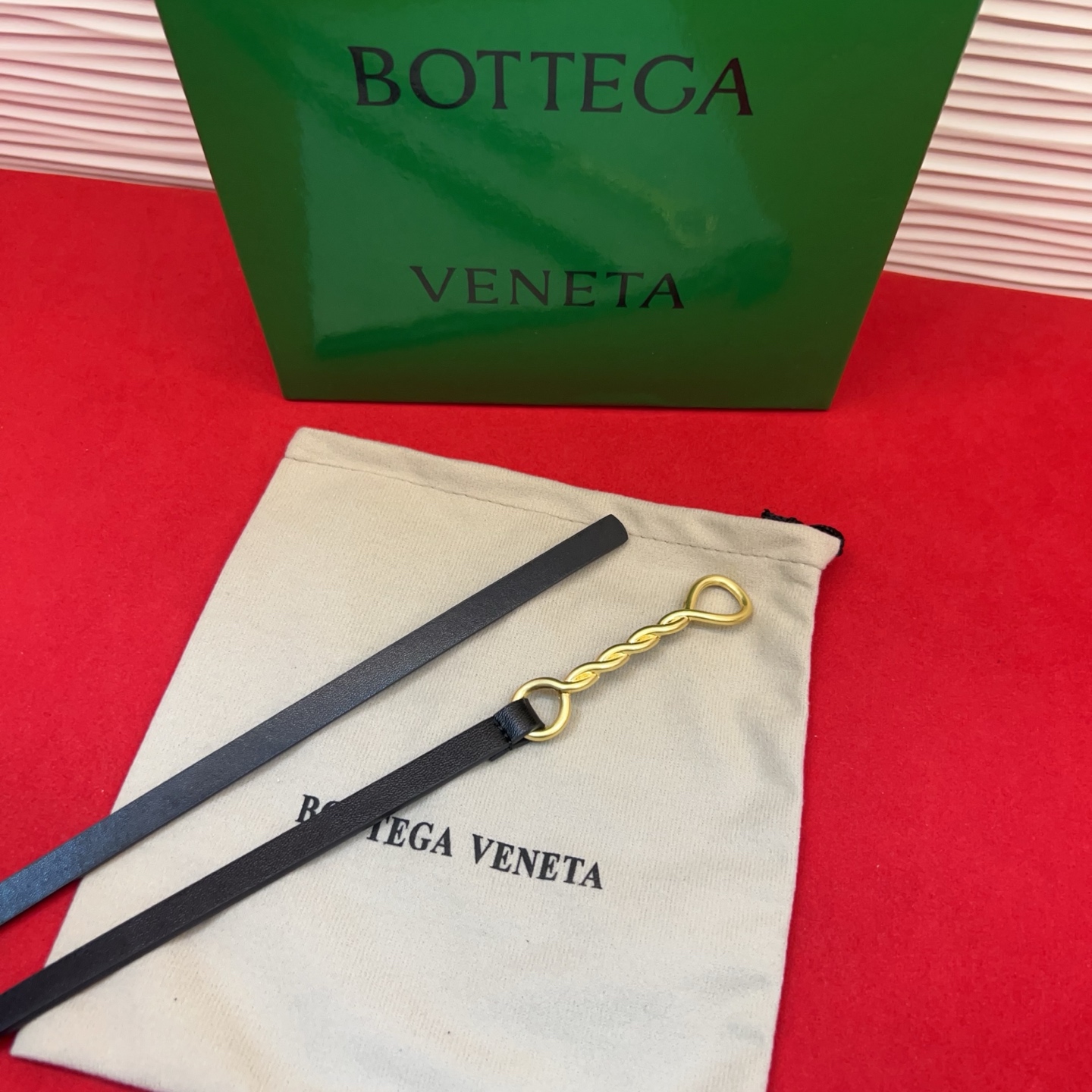 进口皮 板扣独特风格设计 柔软胎小牛皮皮料 众多明星推荐 复古洋气 头层牛皮宽度1.0均码