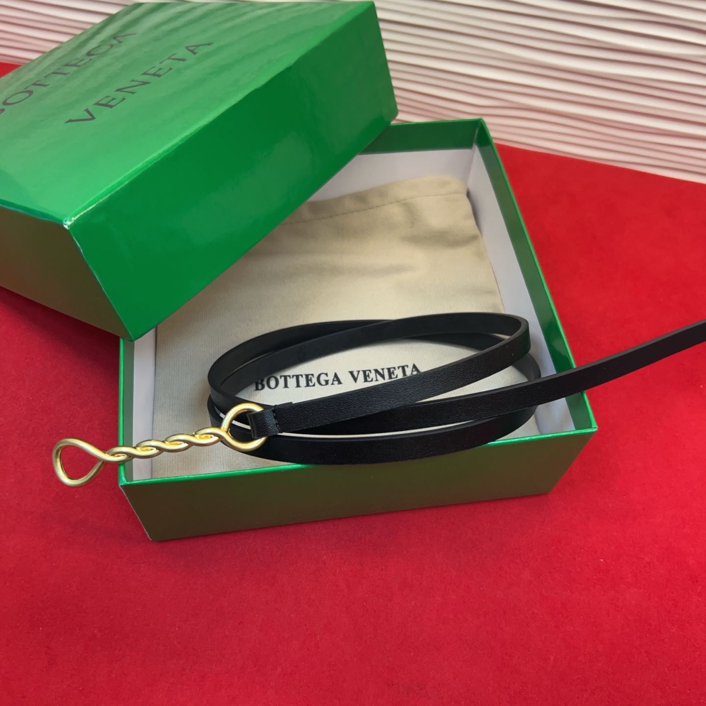 进口皮 板扣独特风格设计 柔软胎小牛皮皮料 众多明星推荐 复古洋气 头层牛皮宽度1.0均码