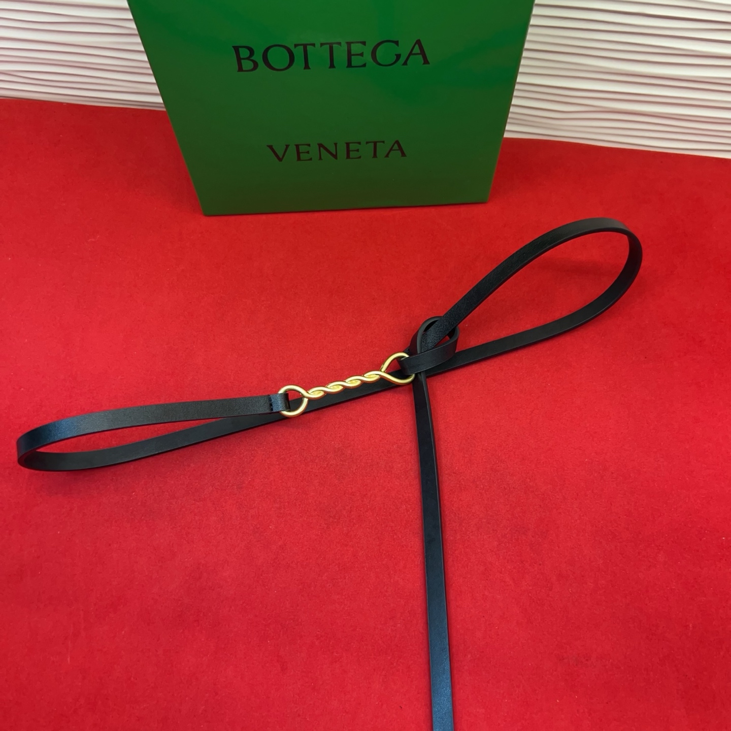 进口皮 板扣独特风格设计 柔软胎小牛皮皮料 众多明星推荐 复古洋气 头层牛皮宽度1.0均码