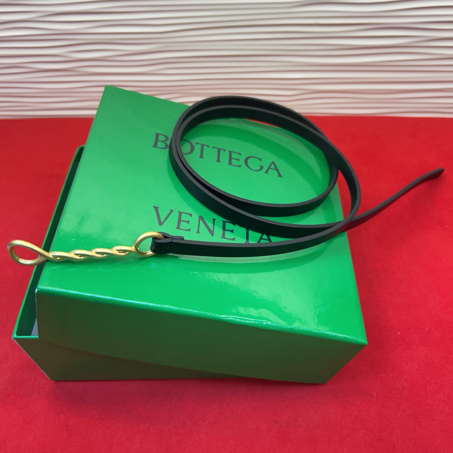 进口皮 板扣独特风格设计 柔软胎小牛皮皮料 众多明星推荐 复古洋气 头层牛皮宽度1.0均码