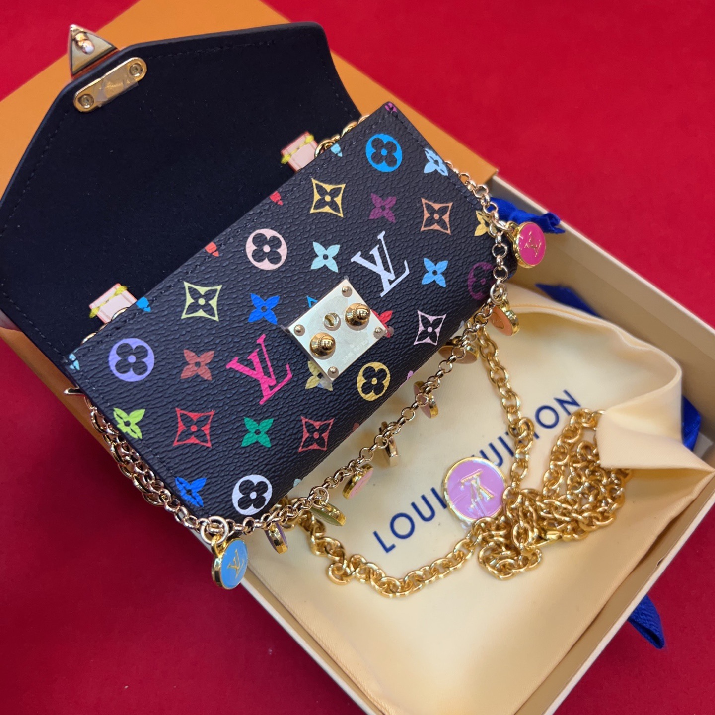 新品腰链包⋯可斜背、可当腰包腰带以缤纷姿彩与村上隆的合作系列 莹泽链条方便随心调节长短 前卫设计兼顾多重