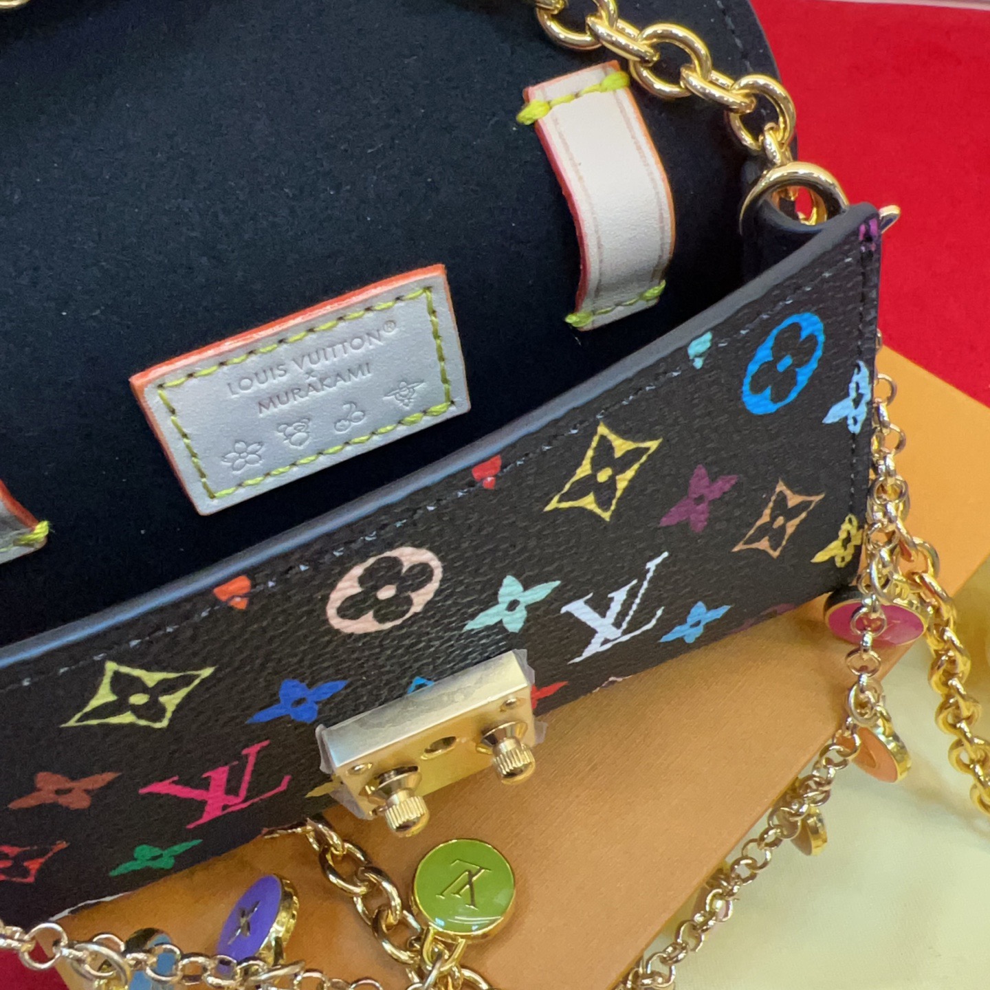 新品腰链包⋯可斜背、可当腰包腰带以缤纷姿彩与村上隆的合作系列 莹泽链条方便随心调节长短 前卫设计兼顾多重