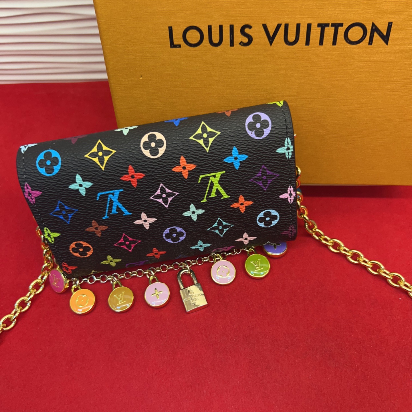 新品腰链包⋯可斜背、可当腰包腰带以缤纷姿彩与村上隆的合作系列 莹泽链条方便随心调节长短 前卫设计兼顾多重