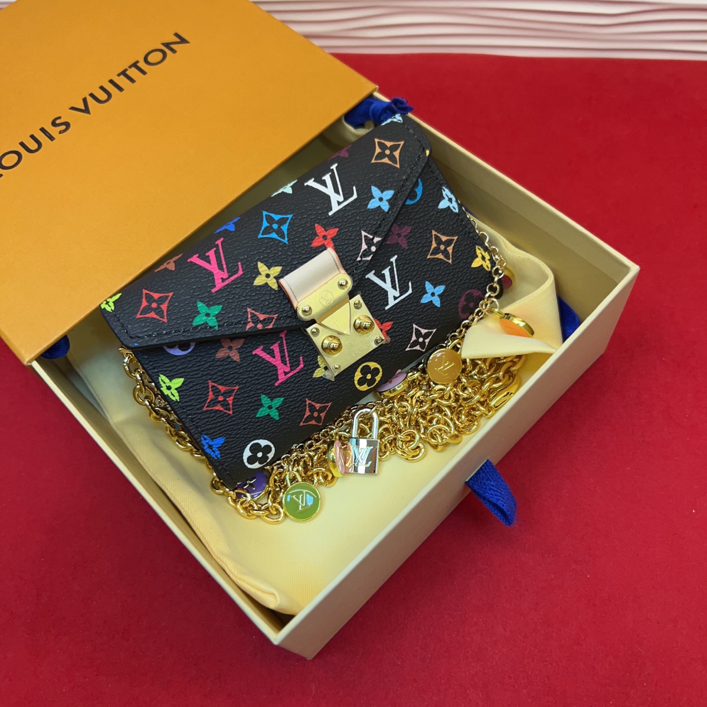 新品腰链包⋯可斜背、可当腰包腰带以缤纷姿彩与村上隆的合作系列 莹泽链条方便随心调节长短 前卫设计兼顾多重