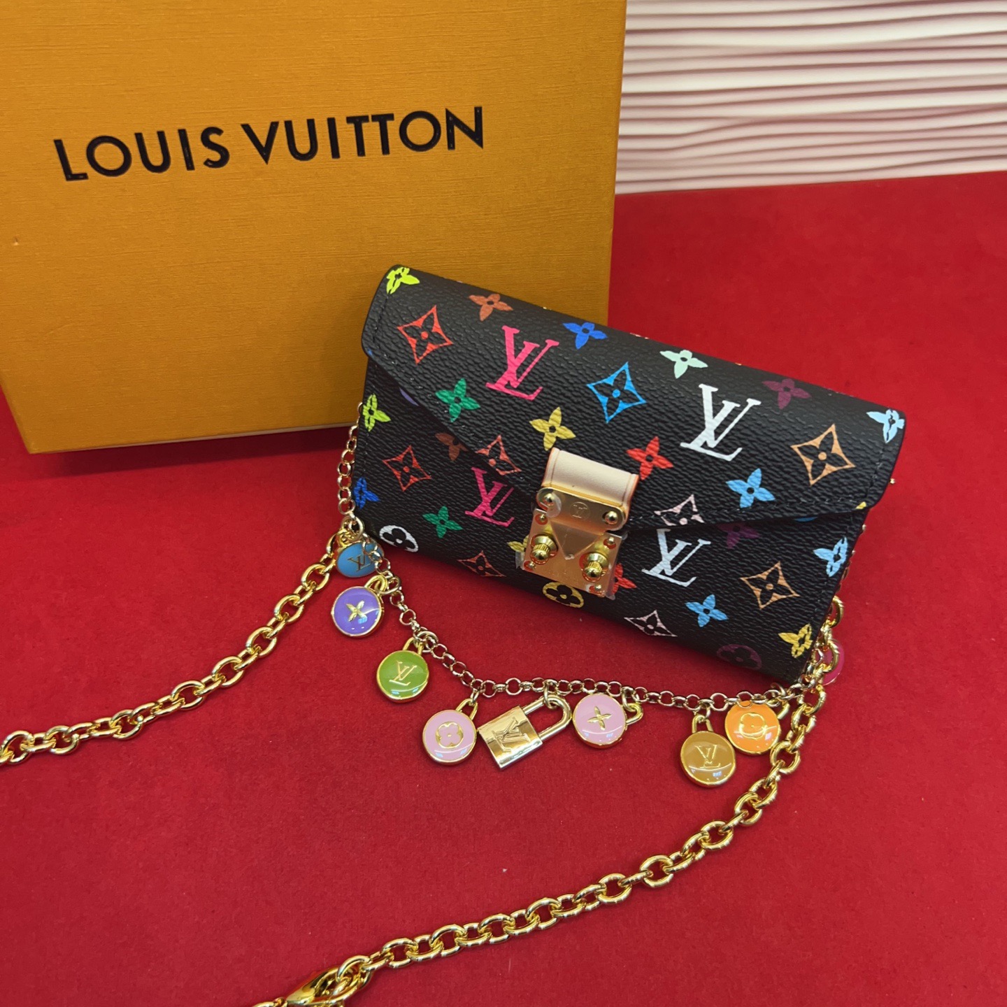 新品腰链包⋯可斜背、可当腰包腰带以缤纷姿彩与村上隆的合作系列 莹泽链条方便随心调节长短 前卫设计兼顾多重