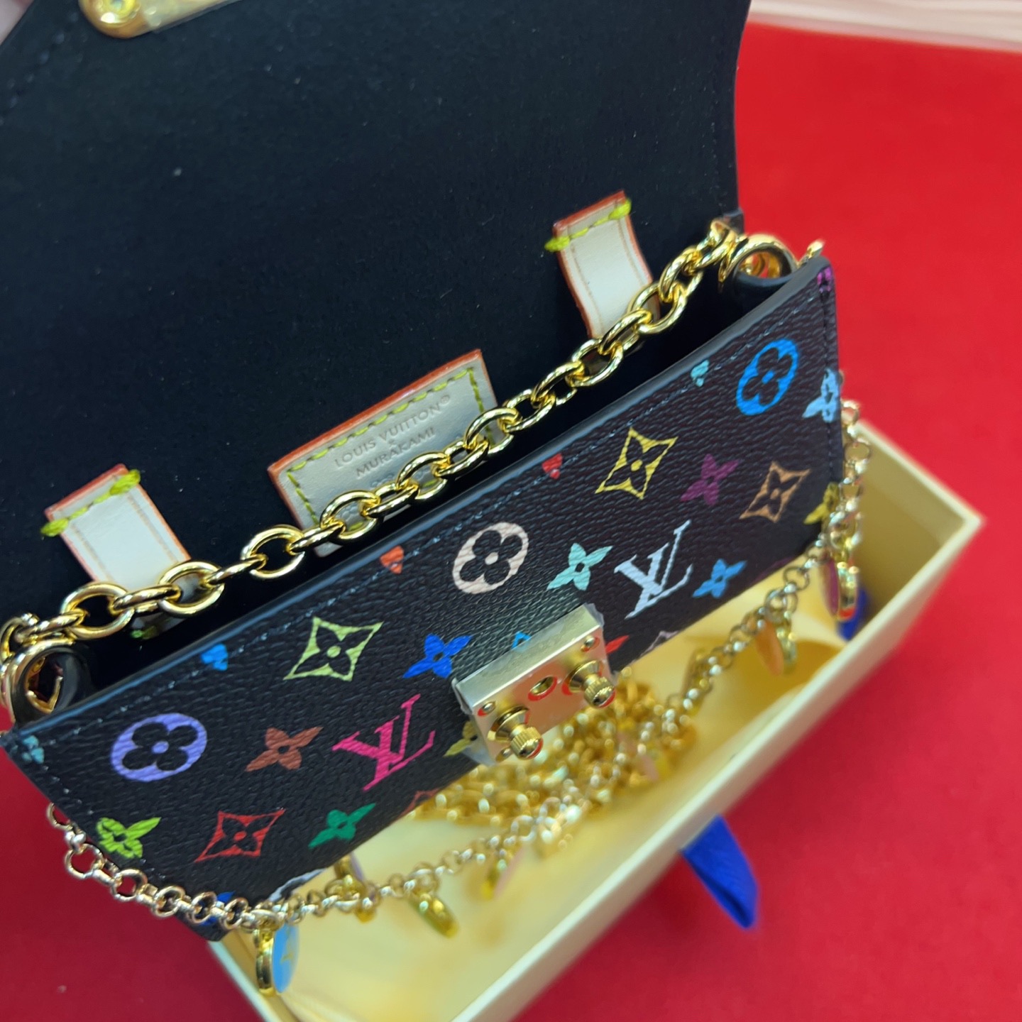 新品腰链包⋯可斜背、可当腰包腰带以缤纷姿彩与村上隆的合作系列 莹泽链条方便随心调节长短 前卫设计兼顾多重