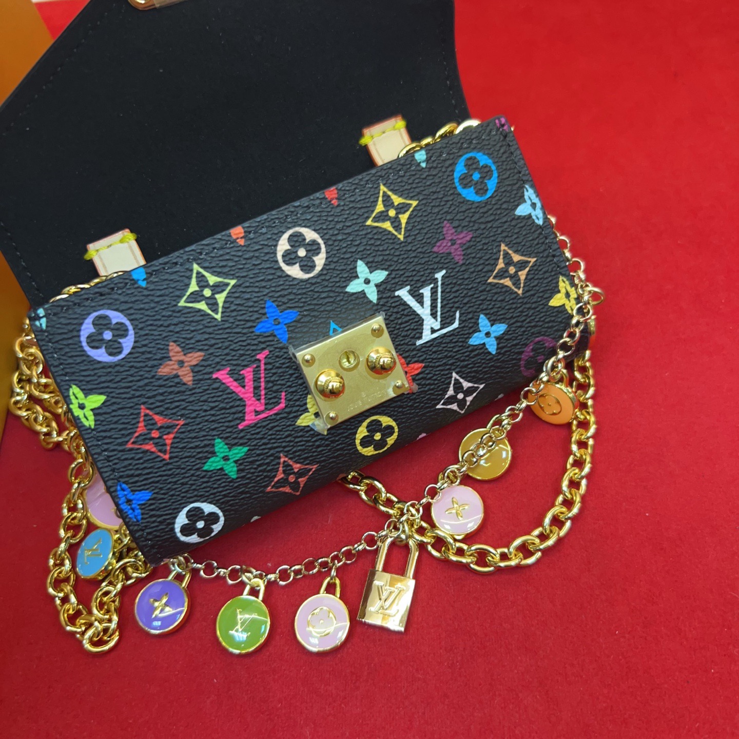 新品腰链包⋯可斜背、可当腰包腰带以缤纷姿彩与村上隆的合作系列 莹泽链条方便随心调节长短 前卫设计兼顾多重