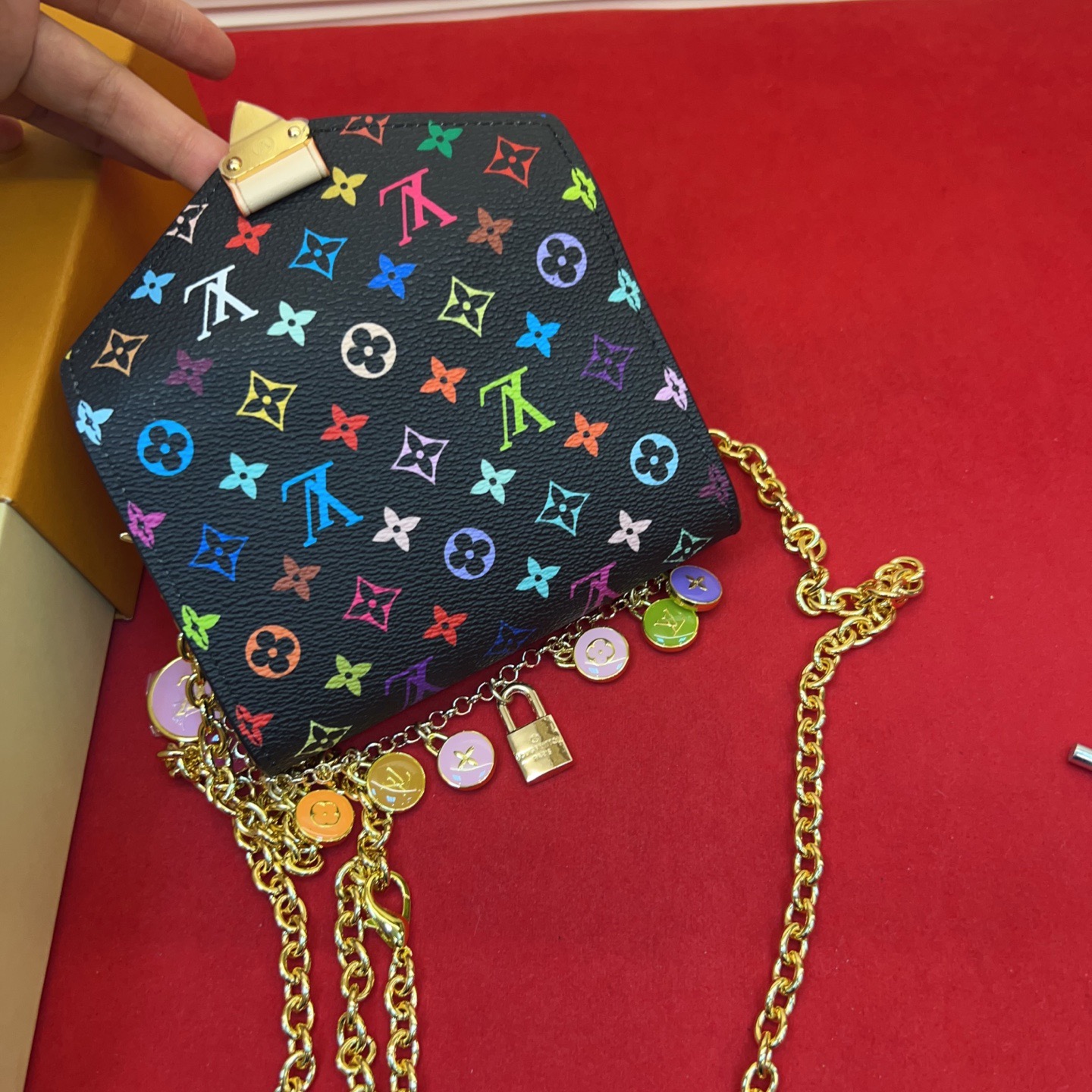 新品腰链包⋯可斜背、可当腰包腰带以缤纷姿彩与村上隆的合作系列 莹泽链条方便随心调节长短 前卫设计兼顾多重