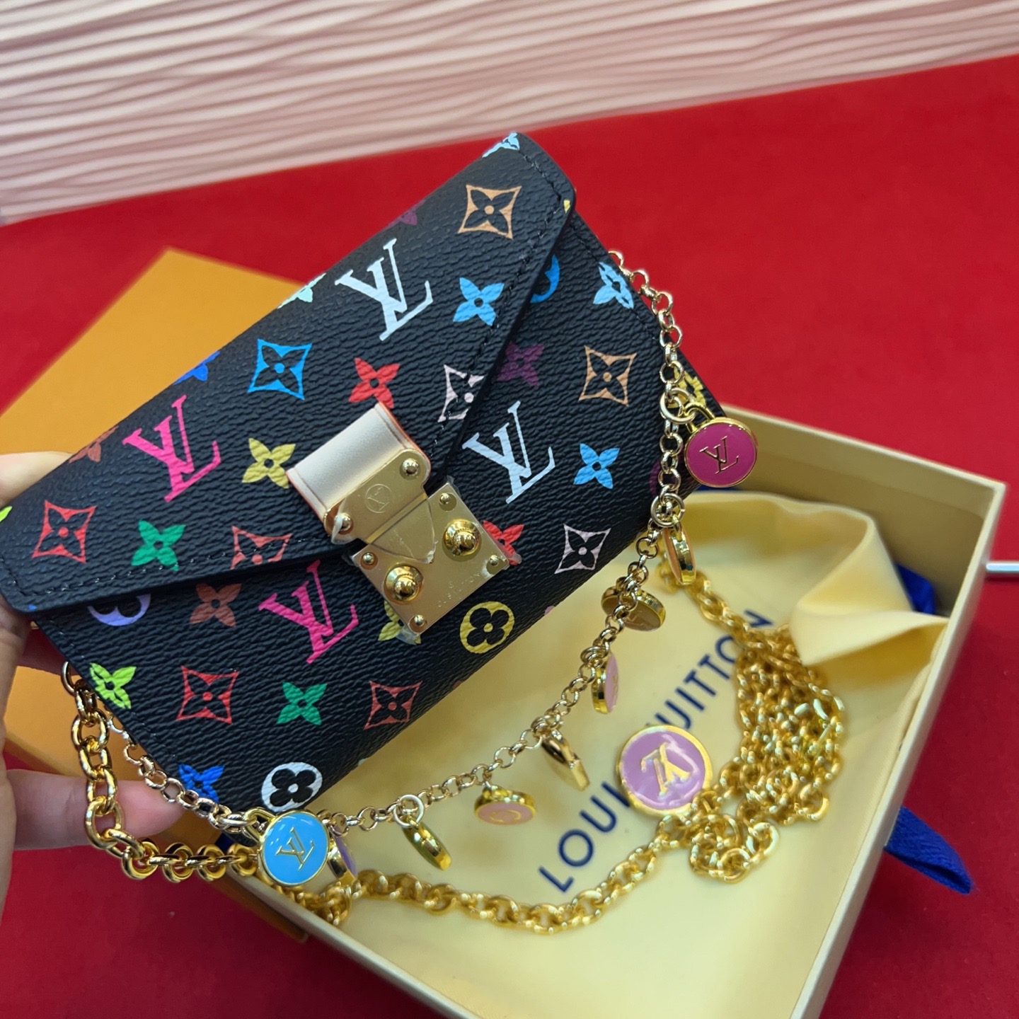 新品腰链包⋯可斜背、可当腰包腰带以缤纷姿彩与村上隆的合作系列 莹泽链条方便随心调节长短 前卫设计兼顾多重