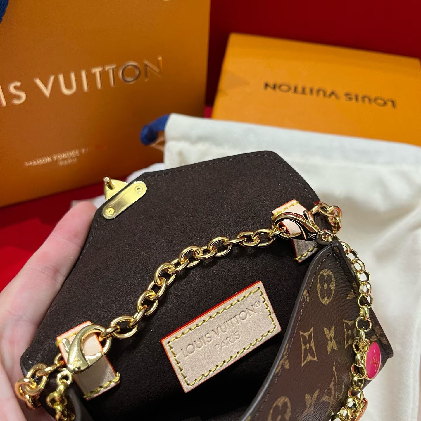 新品腰链包⋯可斜背、可当腰包腰带以缤纷姿彩与村上隆的合作系列 莹泽链条方便随心调节长短 前卫设计兼顾多重