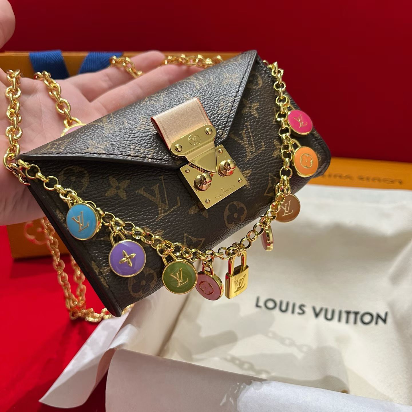 新品腰链包⋯可斜背、可当腰包腰带以缤纷姿彩与村上隆的合作系列 莹泽链条方便随心调节长短 前卫设计兼顾多重