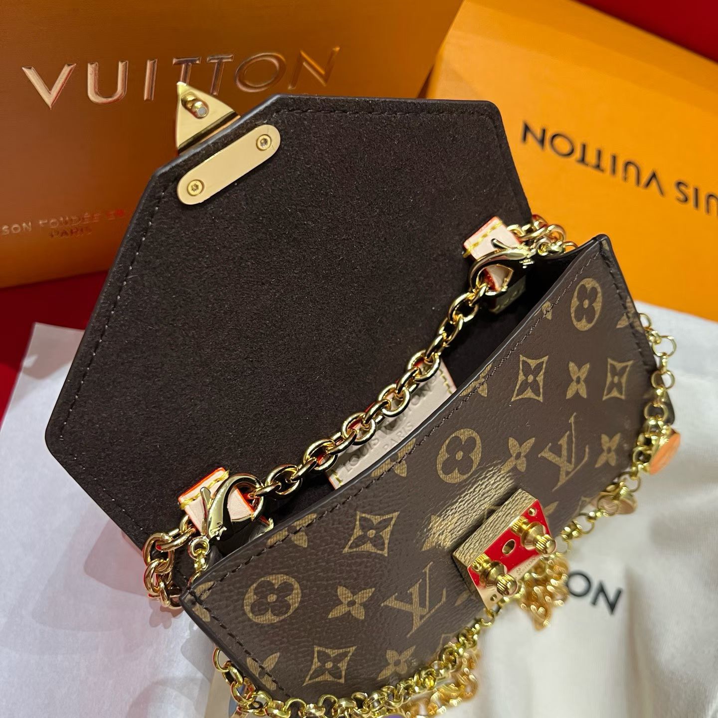 新品腰链包⋯可斜背、可当腰包腰带以缤纷姿彩与村上隆的合作系列 莹泽链条方便随心调节长短 前卫设计兼顾多重