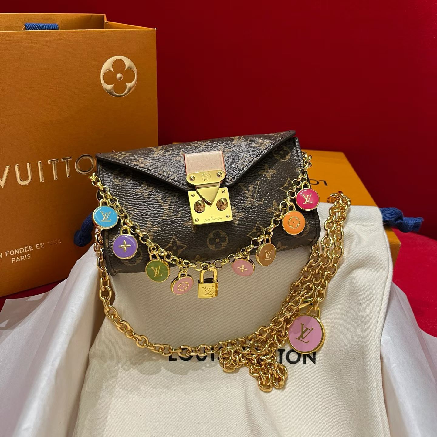 新品腰链包⋯可斜背、可当腰包腰带以缤纷姿彩与村上隆的合作系列 莹泽链条方便随心调节长短 前卫设计兼顾多重