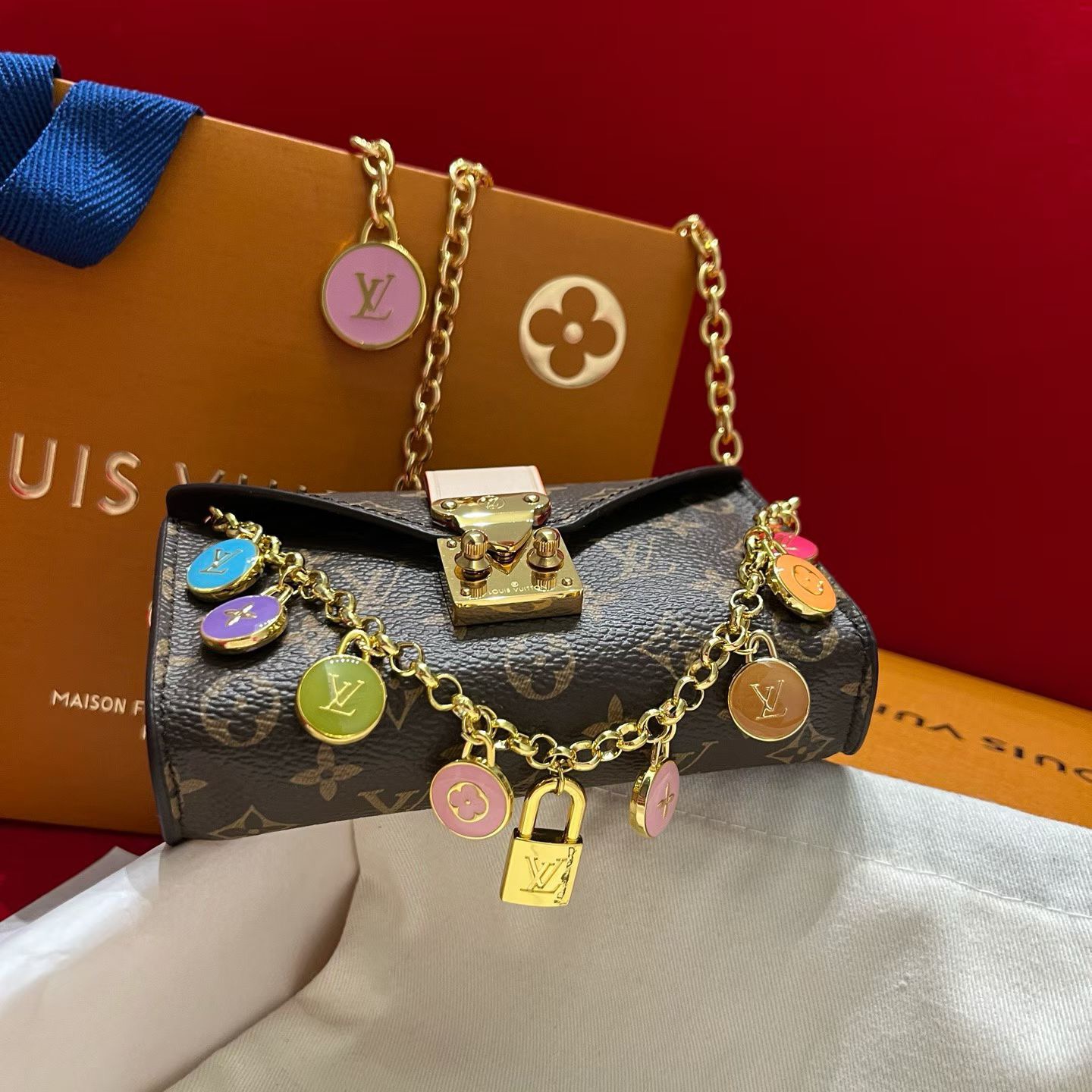 新品腰链包⋯可斜背、可当腰包腰带以缤纷姿彩与村上隆的合作系列 莹泽链条方便随心调节长短 前卫设计兼顾多重