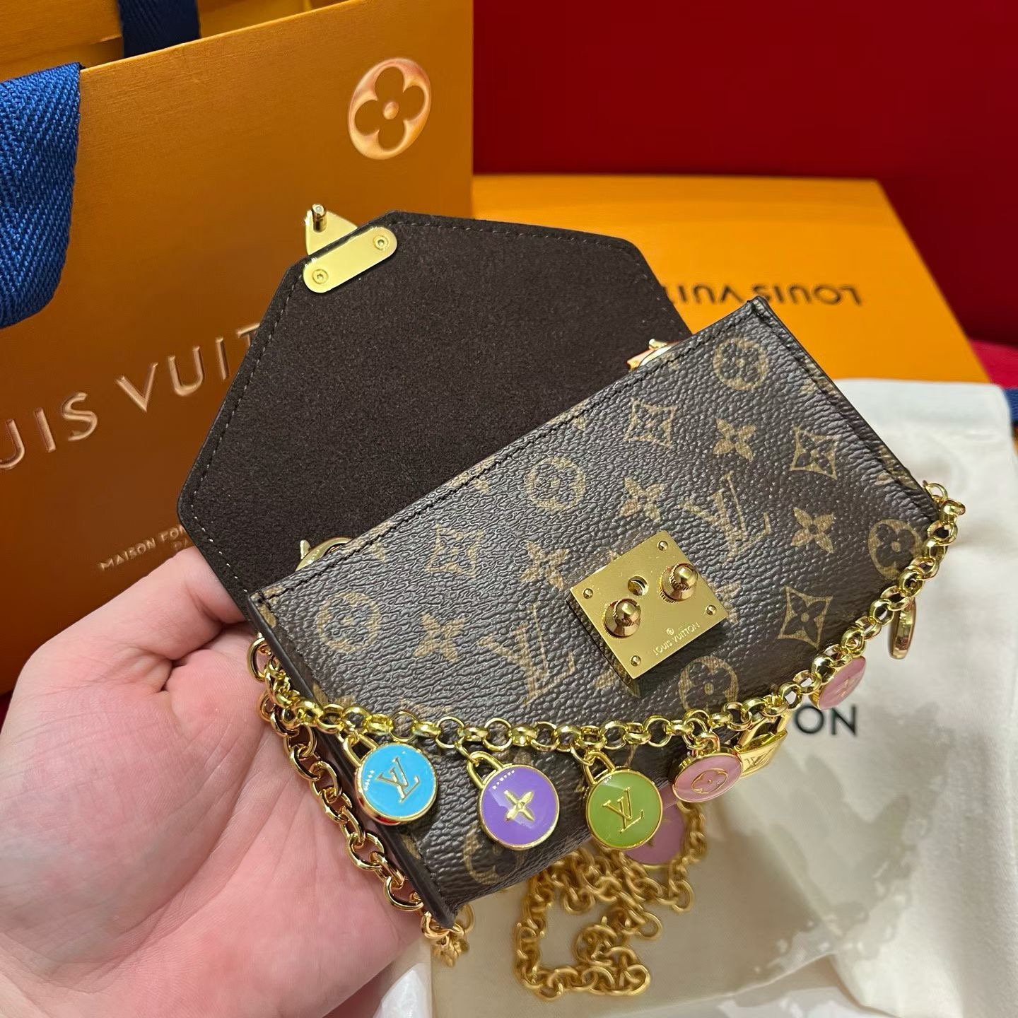 新品腰链包⋯可斜背、可当腰包腰带以缤纷姿彩与村上隆的合作系列 莹泽链条方便随心调节长短 前卫设计兼顾多重