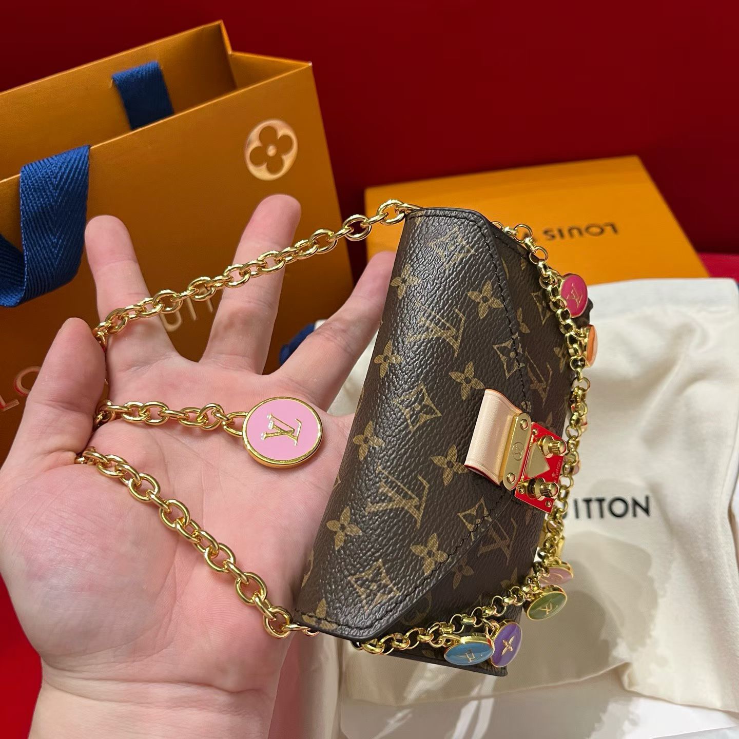 新品腰链包⋯可斜背、可当腰包腰带以缤纷姿彩与村上隆的合作系列 莹泽链条方便随心调节长短 前卫设计兼顾多重