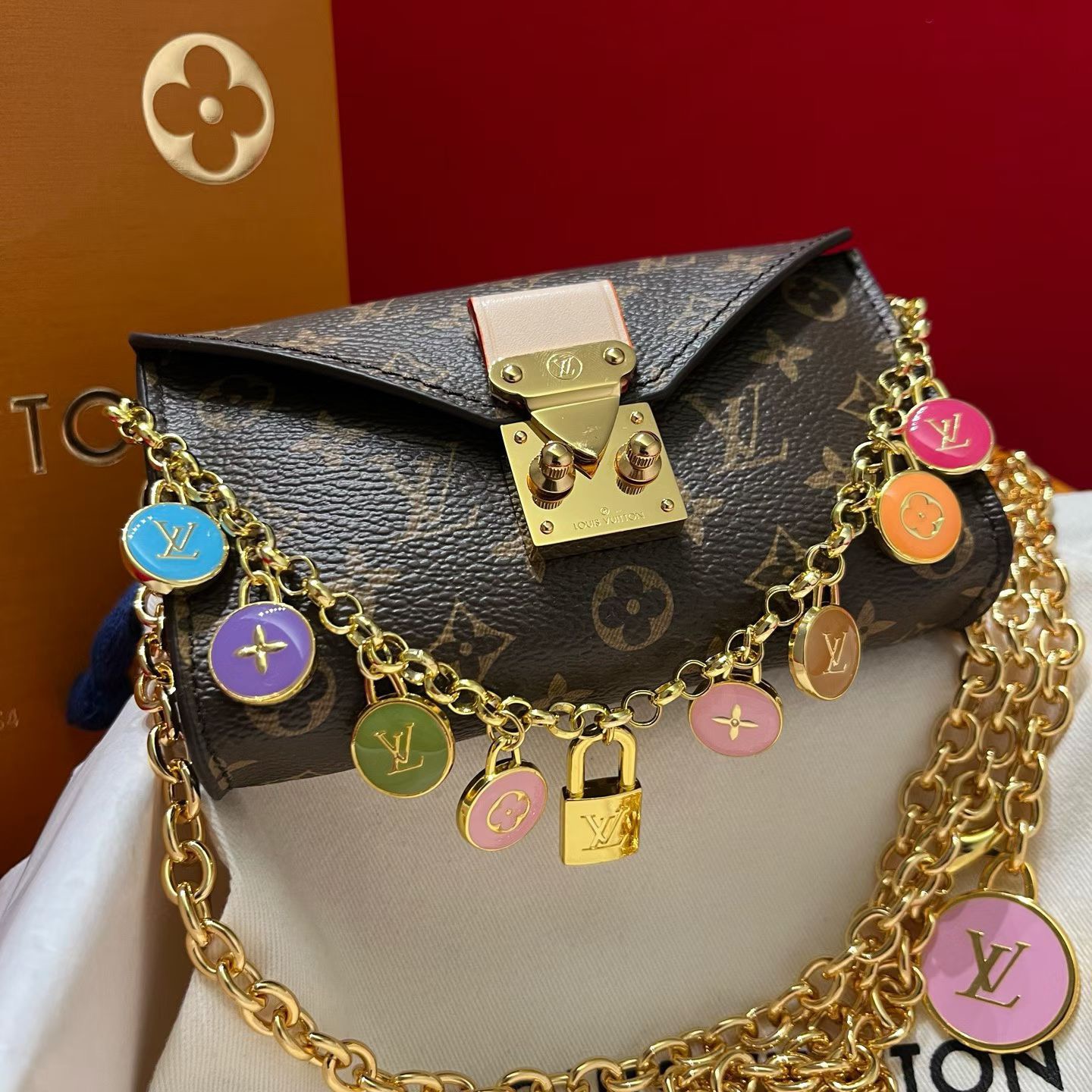 新品腰链包⋯可斜背、可当腰包腰带以缤纷姿彩与村上隆的合作系列 莹泽链条方便随心调节长短 前卫设计兼顾多重