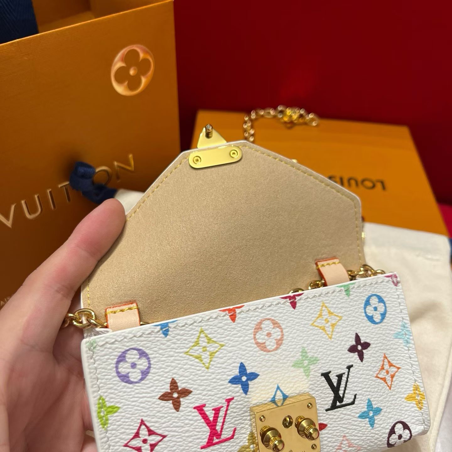 新品腰链包⋯可斜背、可当腰包腰带以缤纷姿彩与村上隆的合作系列 莹泽链条方便随心调节长短 前卫设计兼顾多重