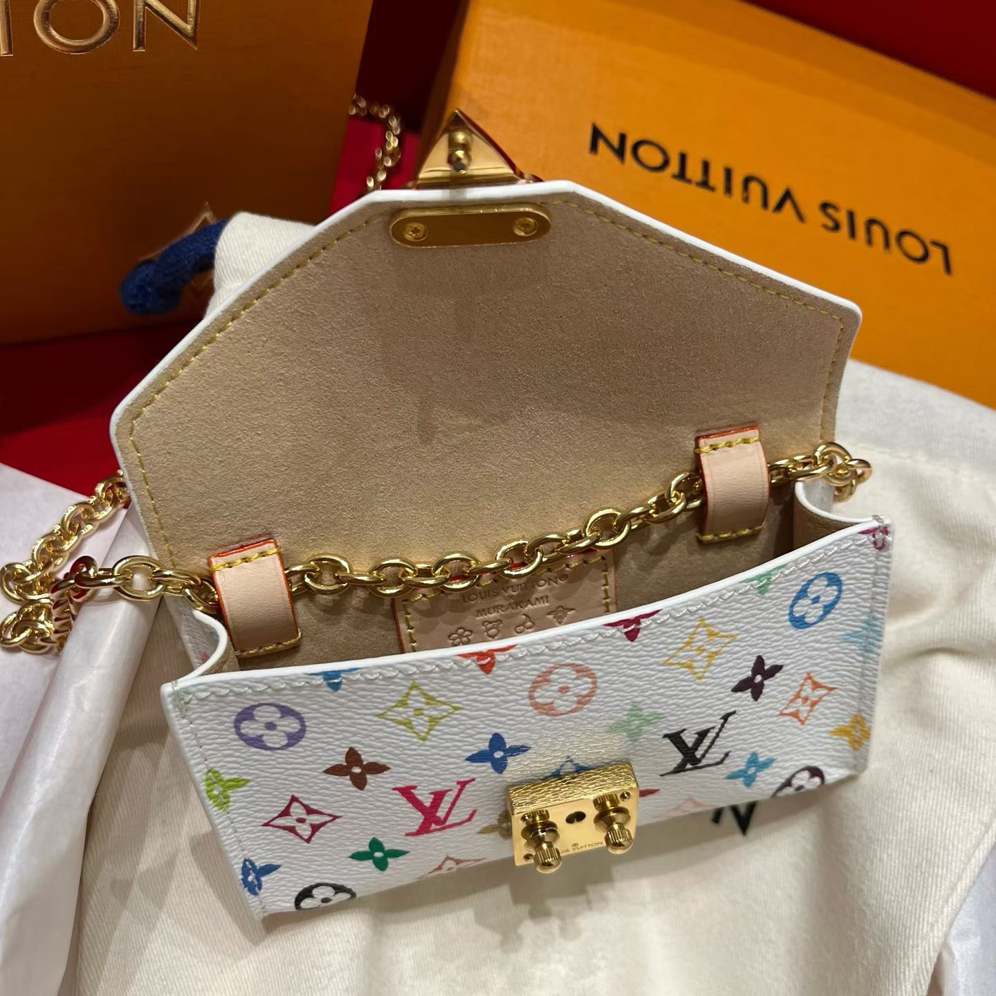 新品腰链包⋯可斜背、可当腰包腰带以缤纷姿彩与村上隆的合作系列 莹泽链条方便随心调节长短 前卫设计兼顾多重