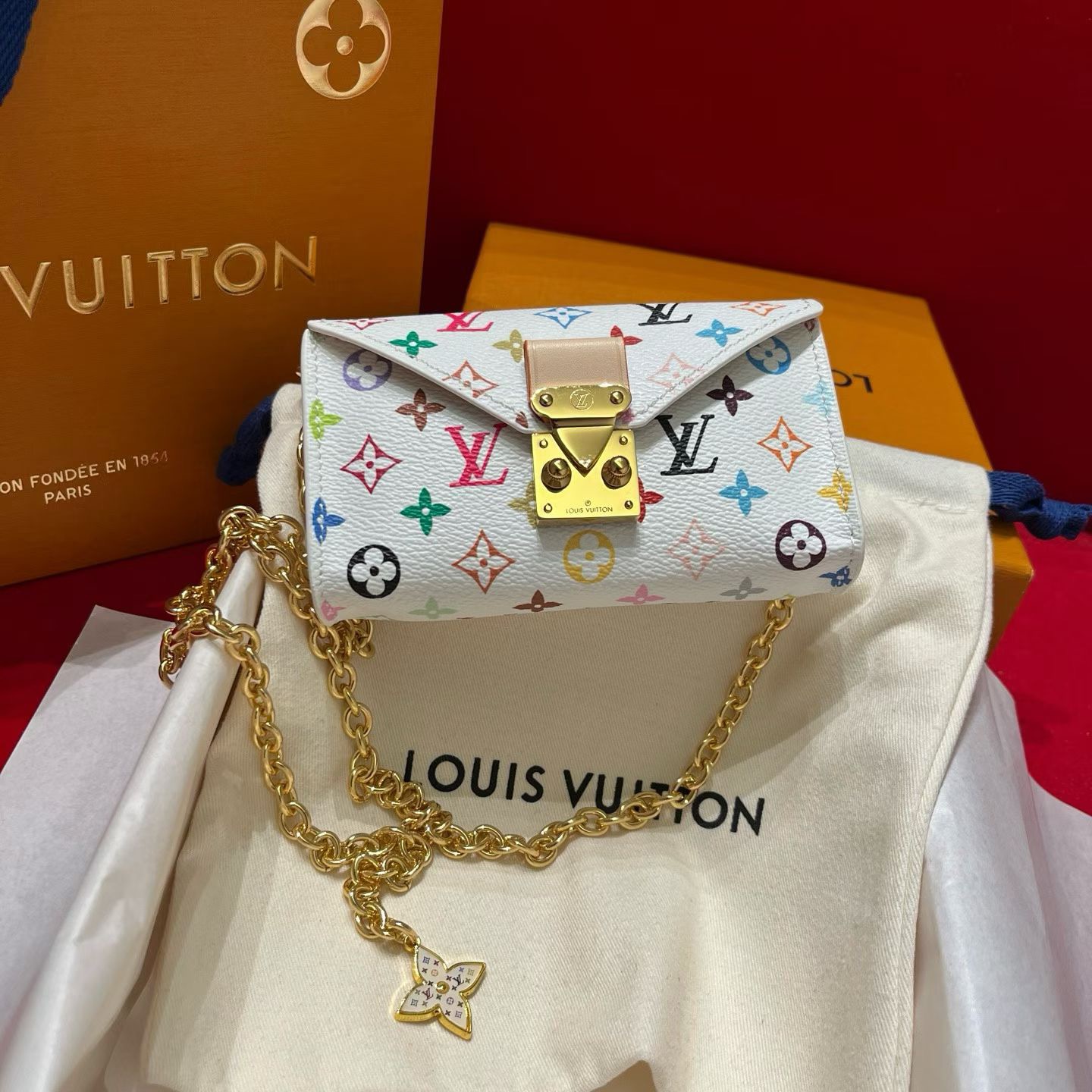 新品腰链包⋯可斜背、可当腰包腰带以缤纷姿彩与村上隆的合作系列 莹泽链条方便随心调节长短 前卫设计兼顾多重