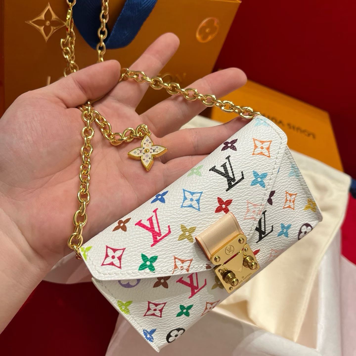 新品腰链包⋯可斜背、可当腰包腰带以缤纷姿彩与村上隆的合作系列 莹泽链条方便随心调节长短 前卫设计兼顾多重