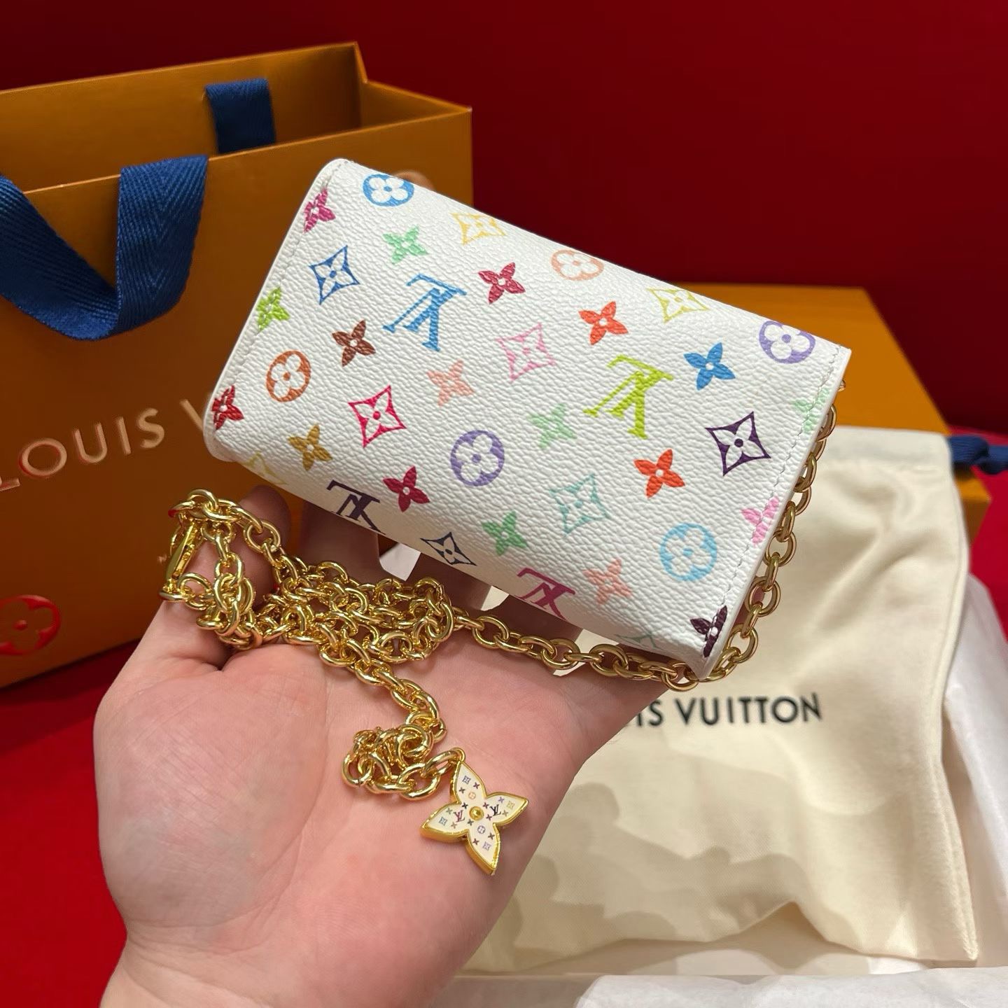 新品腰链包⋯可斜背、可当腰包腰带以缤纷姿彩与村上隆的合作系列 莹泽链条方便随心调节长短 前卫设计兼顾多重